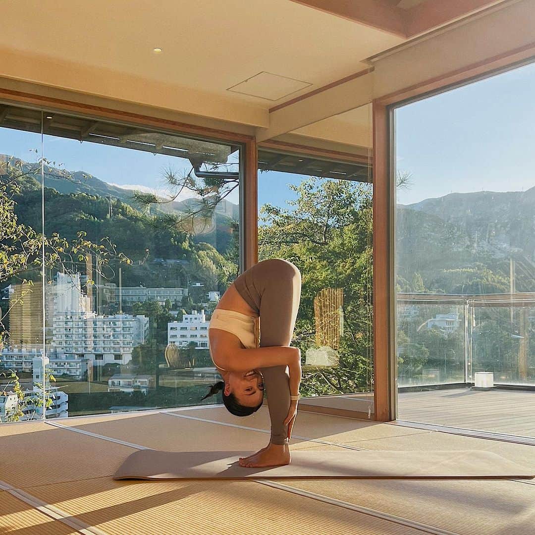 里見茜のインスタグラム：「【情報解禁】 \ TORANOMON HILLS WELLNESS /  10月21日(土)～10月22日（日） 虎ノ門ヒルズステーションタワーの開業を祝し、オーバル広場で「TORANOMON HILLS WELLNESS」を開催します✨  豪華ラインナップ🥹♡  産後初めての復帰イベントになります。今から胸の高鳴りが止まりません。。。  秋という心地いい季節に 開放感のある芝生の上で身体を動かし、一緒にエネルギーを高めていけたら嬉しいです☺️🌿  私は下記の時間を務めさせていただきます♡  10/21(土）15:00～16:00 講師：里見 茜  「ざわつく心を穏やかに〜手放すヨガ〜」 心が落ち着きなく動き回っている日々、一度立ち止まって自分と向き合う時間を。呼吸と身体を連動し、身体のこわばりや心の緊張を解いて、内側から湧き出るエネルギーを感じていきましょう。そして開放的な空間で自然を味わいながら、執着を手放して心身共に充実する至福の時間に。  青空の下で皆さんとヨガ！ひゃー！！楽しみですねーー!☺️🤍  #yoga#yogapractice #yogateacher #akaneyoga#yogadamneveryday #yogini#yogaevent」
