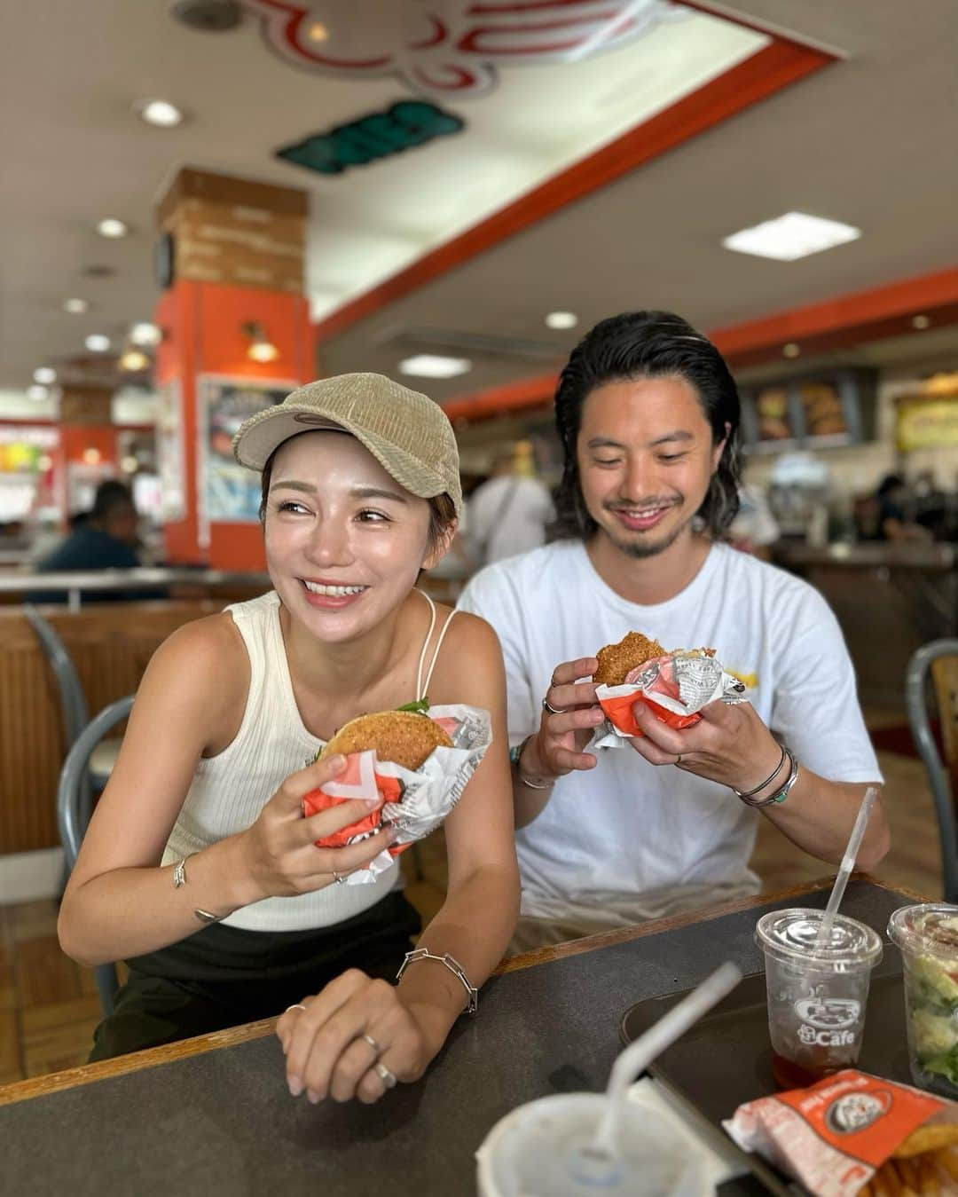 長谷川あやのインスタグラム：「・ 懐かしき沖縄の夏の思い出☀️ 日焼け三昧!!美味しい物三昧!!だった日々✨  いままでトラブルと無縁だった パパのお肌なのですが夏の日焼けの影響もあり 乾燥が気になり始めたということで 化粧水よりうるおって※1、肌悩み※2ケアができる  ウーノ　クリームパーフェクション　aを おすすめしてみたっ👨✌  ベタつくのが苦手でいままであまり 使わなかったみたいなんだけど ジェルベースのクリームだからべたつかず お肌にしっかり馴染むのでお気に入りみたい✨ （パッケージのデザインも好み〜🫶）  パパと一緒にスキンケアする日が来るなんて 思っていなかったからちょっと不思議な感じだし わたしはこの香りも好きだったから どんどん使ってくれ〜と思ってる🥺💭笑  1品で化粧水、乳液、美容液、クリーム マスク5役のオールインワンなので 簡単に普段の生活に 取り入れられると思うし ちょっとめんどくさがりだったりする 旦那さんや彼氏さんにも ぜひおすすめしてみてください😆✨  ※1 ウーノ　スキンセラムウォーター　f・ウーノ　スキンバリアローションとの保湿比較試験結果による（ファイントゥデイ調べ）  ※2 テカリ・カサつき・ベタつき等を示します  #PR#ウーノ#メンズスキンケア#メンズ美容#クリームパーフェクション @uno_mens_official」