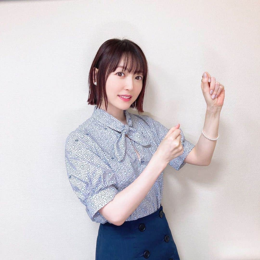 花澤香菜さんのインスタグラム写真 - (花澤香菜Instagram)「. ぽかぽか9月衣装まとめ！夏服と秋服の変わり目☺️そろそろニットもいいよね✨  1枚目：#maisonkitsune #メゾンキツネ  2枚目：#MUVEIL #tamas  3枚目：#beautifulpeople  4枚目：#ANTIPAST」10月4日 12時03分 - hanazawa_kana.official