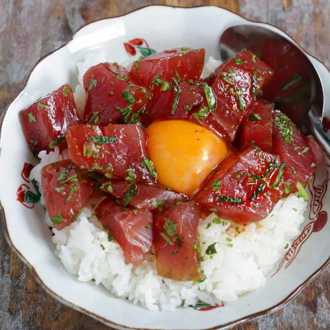 のインスタグラム：「青ゆずポキ丼  今日はマグロが食べたいな〜と思っていたので、サッと作れるポキ丼を🍣  マグロに、刻みパクチー、しょうゆ、ナンプラー、太白ごま油、ラー油、青ゆずを絞って混ぜました🍊  最後に青ゆずの皮を一緒に混ぜて、卵黄をのせたら完成🤤✨  青ゆずの香りがとーっても良き☺️  辛さ、パクチーの風味、マグロの旨みも楽しめて、美味しくできました〜🤙🌺  #ポキ丼  #マグロ #ハワイ#パクチー #エダジュン」