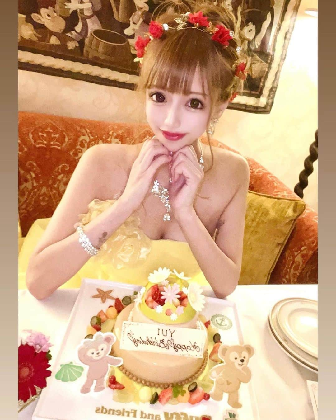 美咲ゆいのインスタグラム：「だいすきなみゆうが少しはやめの誕生日のお祝いしてくれた🎂💓  だいすきなディズニー、ミラコスタ、そしてダッフィとシェリーメイのケーキで😭💓💓💓感動  ゆいの好きなものをよく見ていてくれて知ってくれてる。  何ヶ月も前から計画してくれて、 だいすきな場所、だいすきなものに囲まれた素敵な空間と 時間をプレゼントしてくれて本当にありがとう💓🎁💐  幸せ🫧🧸 いつもゆいにかわいいね、だいすきだよって真っ直ぐな愛をわたしに伝えてくれる  そんなみゆうをいつも近くで見てたからゆいもそんな風になりたいなって思えたの♡ みゆうに出会えて仲良くなれて 本当にしあわせ🐰💓  #ジェントル  #ジェントルマンズクラブ  #みゆうゆい #ミラコスタ  #ディズニーシー  #ダッフィーフレンズ  #ダッフィ  #シェリーメイ  #誕生日ケーキ #アップヘア」