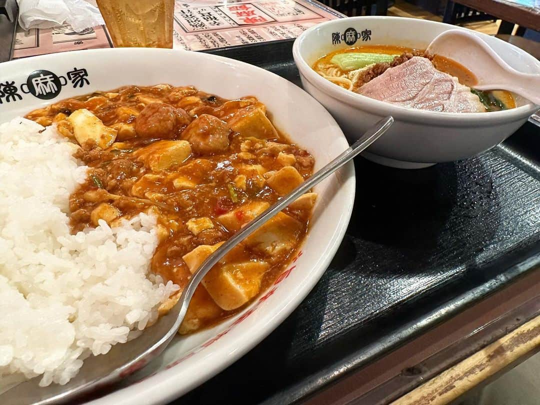 まえちゃんねるのインスタグラム：「今日のランチは、陳麻飯とミニ坦々麺。いきなり寒くなりましたね。長袖着てきたとは言え寒い…  #ランチ #今日のランチ #陳麻飯 #坦々麺 #陳麻家」