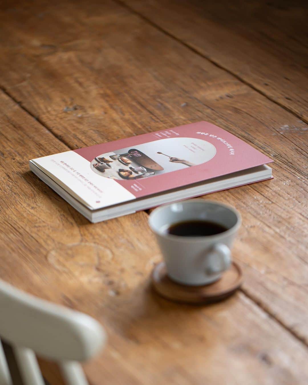 cafe_no_maのインスタグラム：「English follows Korean, then Japanese   日本語は最後に続いています。  우리의 두 번째 책 "취향을 담은 라이프스타일 레시피"의 한국어 번역판이 출시되었습니다! 이미 5월쯤부터 구매할 수 있었던 것 같고, 인터넷 서점에서도 기쁜 코멘트를 받았습니다. 원래 2021년 3월까지 출시 예정이었지만, 팬데믹의 영향으로 연기되었습니다. 이번에 안전하게 출시되어 관련자 여러분의 협력에 대해 진심으로 감사드립니다. 또한, 한국의 서점에서 보게 된다면, 꼭 손에 가져다 보시길 바랍니다.  Our second book, "The Recipe for Enjoying the Best Life at Home," has been released in its Korean translated version! It seems it has been available since around May, and we have received happy comments on online bookstores as well.  Originally, it was scheduled to be released by March 2021, but it was postponed due to the impact of the pandemic. We are deeply grateful to everyone involved for their cooperation in successfully launching it this time. If you happen to come across it in a bookstore in Korea, we would appreciate it if you could take a moment to check it out.  私たちの2冊めの本『最高の暮らしを楽しむ住まいのレシピ』の韓国語翻訳版が発売されました！すでに5月頃から購入できたようで、ネットのブックストアにはうれしいコメントも頂いています。  もともと2021年3月までには発売の予定でしたが、パンデミックの影響から延期されておりました。今回無事に発売される運びとなり、関係者のみなさまのご協力に感謝申し上げます。また、韓国の書店でみかけることがありましたら、ぜひお手に取ってご覧ください！」