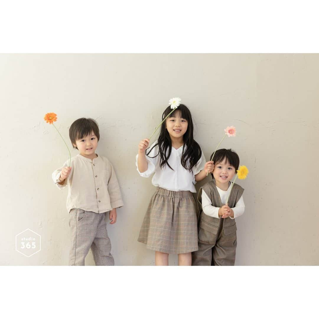 Lovegraph_Kids ラブグラフキッズさんのインスタグラム写真 - (Lovegraph_Kids ラブグラフキッズInstagram)「東京・清澄白河にあるラブグラフのスタジオ「studio365」の写真をご紹介👶🏻📸 ㅤㅤㅤ おかげさまでたくさんのファミリーにお越しいただいております！👪✨ ㅤㅤㅤㅤㅤㅤ ”何度もお越しいただきお子さんの成長を残してほしい”という思いを込めて、低価格なプランをご用意したり、 季節に合わせた撮影会を定期的に開催しております🫶🏻🍂 ㅤㅤㅤ ( 10月はハロウィン撮影会の開催を予定しております！ご予約受付中🎃 ) ㅤㅤㅤ プランの確認とご予約はスタジオ専用アカウントにて👇🏻💞 @studio365_kiyosumi ㅤㅤㅤㅤㅤㅤ ୨୧┈┈┈┈୨୧ㅤㅤㅤ  #こども写真館 #こども写真スタジオ #自然光スタジオ #記念写真 #家族写真 #コドモノ #photostudio #成長記録 #子育てグラム #ハーフ成人式 #お誕生日撮影 #清澄白河 #清澄白河スタジオ」10月4日 16時30分 - lovegraph_kids