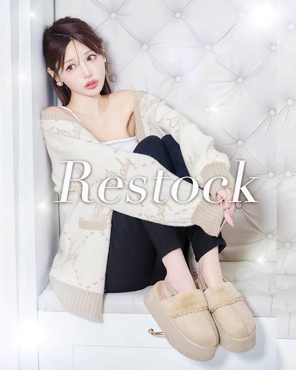 Radyのインスタグラム：「. 大人気完売のロゴニットカーデ🤍 再販スタートしましたーー🫶🏻✨ ワンピ風として着ても可愛いので Getできなかった方はぜひ🐻‍❄️🤎 . #Rady #レディ #武藤静香 #スタイル盛れ #ニットカーデ #デートコーデ #デート服 #AW #秋冬コーデ #秋服 #お出かけコーデ #垢抜けコーデ #上品コーデ」