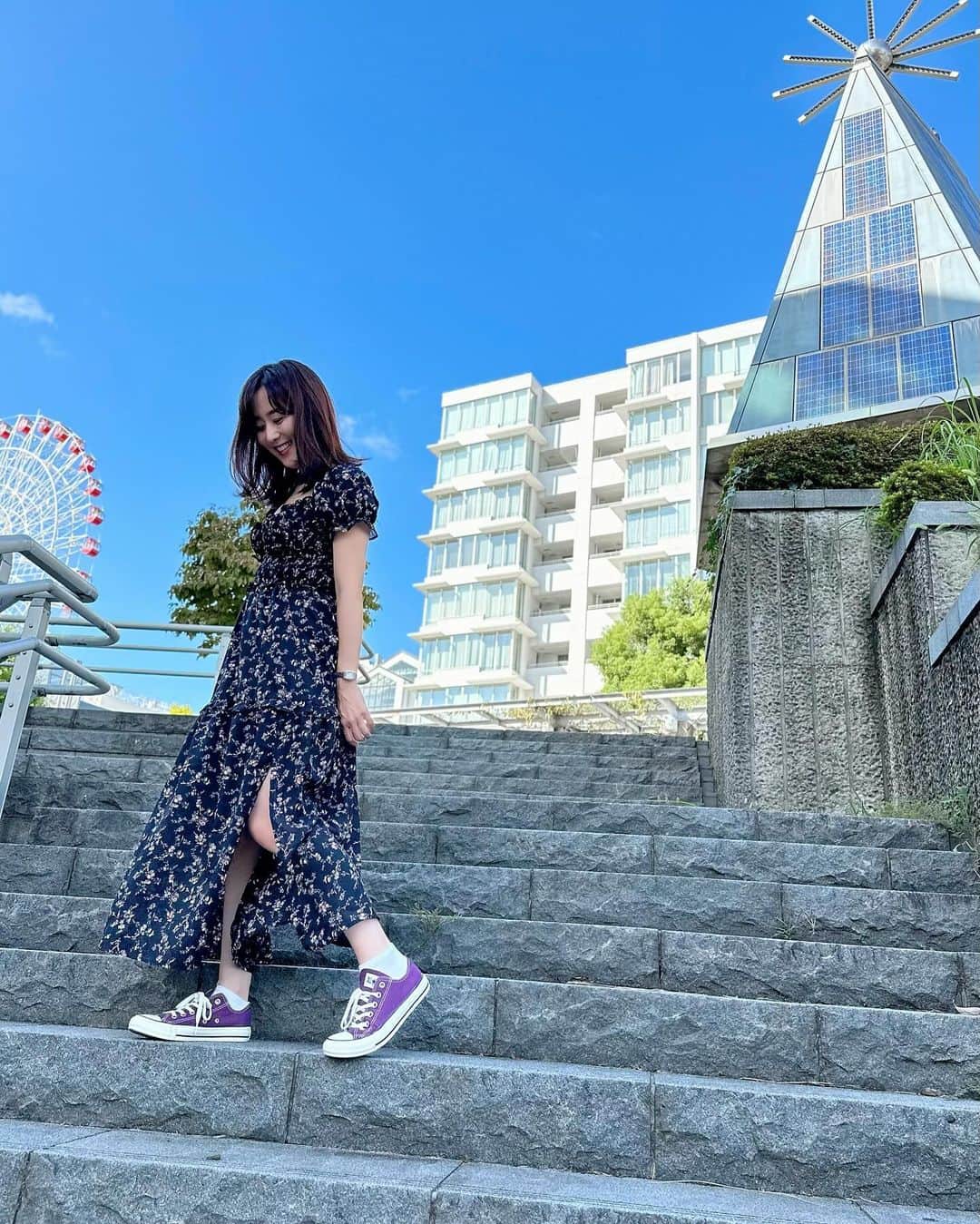 村上麻衣さんのインスタグラム写真 - (村上麻衣Instagram)「おとといのお昼の最高気温は29度あって、まだ暑いんです。 でももう秋なんですよね🍂  半袖着たいけど 夏物も違和感‥。  というわけで 「黒の半袖着とけば、いいよね？」⇦雑。笑  onepiece @shein_japan  shoes @converse_jp   sheinですごいプチプラのワンピース買ってみました。  . . . 昨日から急にくしゃみと鼻水止まりません。 アレグラ飲んでも治らず💦 風邪ではないので、何かが急に飛んでるのか寒暖差アレルギーなのかな🫠 皆様もお気をつけて‥。  #プチプラコーデ #shein #sheinコーデ #プチプラファッション #コンバース#ワンピース #ワンピースコーデ #今日のコーデ」10月4日 12時19分 - maimaisue