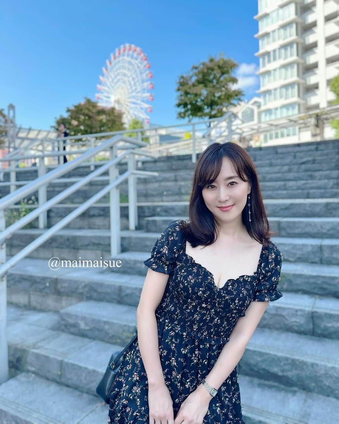 村上麻衣のインスタグラム：「おとといのお昼の最高気温は29度あって、まだ暑いんです。 でももう秋なんですよね🍂  半袖着たいけど 夏物も違和感‥。  というわけで 「黒の半袖着とけば、いいよね？」⇦雑。笑  onepiece @shein_japan  shoes @converse_jp   sheinですごいプチプラのワンピース買ってみました。  . . . 昨日から急にくしゃみと鼻水止まりません。 アレグラ飲んでも治らず💦 風邪ではないので、何かが急に飛んでるのか寒暖差アレルギーなのかな🫠 皆様もお気をつけて‥。  #プチプラコーデ #shein #sheinコーデ #プチプラファッション #コンバース#ワンピース #ワンピースコーデ #今日のコーデ」