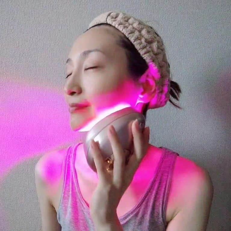 藤原宏美（ひろみん）さんのインスタグラム写真 - (藤原宏美（ひろみん）Instagram)「【LED美顔器で、自分に合ったスキンケアを毎日したい！】  小さいのに凄い美顔器😍  ＼ エクスイディアル　オーヴォ ／  LED美顔器のパイオニア 「エクスイディアル」の製品、 使ってみたかったのー👏  #軽くて手になじむサイズ感 #簡単充電コードレスで楽チン  これが凄いと思ったのは、 肌悩みに合わせて 8パターンのお手入れができること🎵  この時期、乾燥が気になったり、 ハリが欲しいなと思ったり。。。  日々、自分のお肌に向き合える❤️  顔はもちろん、体にも使えるよー😊  フル充電しておくと、かなりもつし、 出張や旅行が多い私には、 めちゃくちゃありがたい🙏  LED美顔器に興味ある方は ぜひチェックしてみてね⬇️  @exideal.exidealmini  #Exideal #エクスイディアル #エクスイディアルオーヴォ #オーヴォ #LED美顔器 #美顔器 #卵型美顔器 #PR #藤原宏美」10月4日 12時20分 - hiromint7