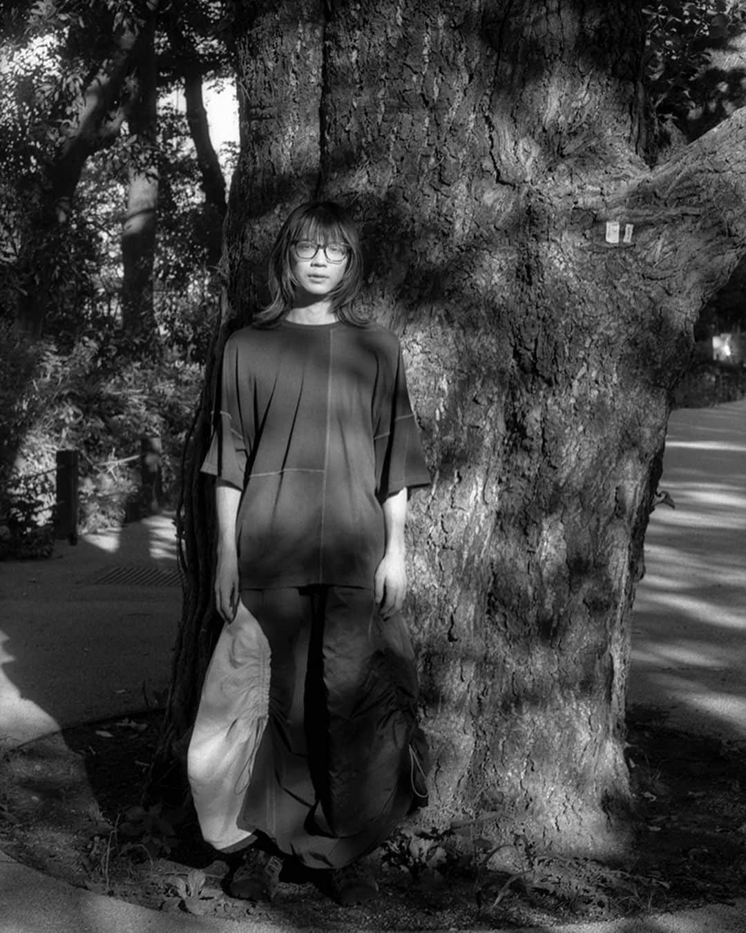 lute / ルーテのインスタグラム：「Interview with 細井徳太郎 ( @hosoitokutaro )  Occupation：ギタリスト・シンガーソングライター  Q. 最近どんな音楽を聞いてる？  Cymbals/Happy Knight, Shiny Child  曽我部恵一/夏　Mac Miller/Good News   フー・ドゥ・ユー・ラブ/愛の旅　崎山蒼志/太陽よ　君島大空/回転扉の内側は春？　Paul Motian/Sun flower   Q. 音楽に目覚めたきっかけは？  中学校2年生の大晦日のことです。祖父母の家でコタツに入ってテレビを観ていたら隣から話しかけられた気がして振り向くと、遊びに来ていた従兄弟がギターを弾いていました。なんだか人の声みたいだね、と話すと、従兄弟はギターを触らせてくれました。ギターをちゃんと始めたのはあと3年半くらい経った後ですが、あの夜のこたつギターがきっかけになっています。   Q. これまでに一番大切にしている曲はある？  前作EPに入っている「エンガワ」という曲は僕の大好きだった祖父母に向けて作った曲で、いつ歌っても2人との想い出を思い出せます。新作の中ですと、子犬のロキとの思い出を歌った「ロキのうた(feat.七尾旅人)」や仲良しだった近所の魚屋さんのことを歌った「魚 _ 魚」も思い出深い曲です。どの曲も大切に想っています。   Q. あなたにとって最高のアルバムは？  Steve Reich/Different Trains  スピッツ/フェイクファー　Bob Dylan/Highway 61 Revisited   スーパーカー/JUMP UP   友部正人/にんじん　Charlie Haden & Hank Jones/STEAL AWAY   とらドラ！/オレンジ　NIRVANA/IN UTERO   七尾旅人/OMOIDE OVER DRIVE   the BOOKS/Lost and Safe Dinosaur Jr./GREEN MIND   千葉広樹/Nokto  Jim O'Rourke/Halfway to a Threeway   OMSB/ALONE   君島大空/袖の汀   The Pains of Being Pure at Heart/The Pains of Being Pure at Heart  sasakure.UK/ボーカロイドは週末鳥の夢を見るか？　Trey Gruber/Herculean House of Cards   UA/Golden Green   宇宙ネコ子/君のように生きれたら　The Velvet Crush/SOFT SOUNDS   Q. あなたにとって最高のアーティストは？  Jimi Hendrix, Thelonious Monk, Paul Motian, 橋本信二, Elliot smith, 秋山徹次, 石橋英子, Radio Head, 浅川マキ, 菊地雅章, 宗藤竜太, 伊賀航, 岡崎律子   Q. 思い出に残っているフェス体験は？  SMTK(&ゲストDos Monos)で2022年に出たフジロックと七尾旅人さんと出た森道市場です。SMTKではリハでトラブルがあったりしてみんな結構キレていて、そういうエネルギーが演奏にも出てお客さんにも沢山伝わったライブでした。旅人さんとのライブは、演奏してる全員で1つの大きな風景を描いているようで、それを空に浮かせてみんなで観ているような素敵なライブでした。  🐟🎧 New Release! 2023.10.04（WED）1st Album「魚_魚」リリース！ 1st Album 『魚_魚』 発売記念スペシャルライブを11月6日（月）渋谷のWWWにて開催。ROCK、FOLK、FUNK、SOUL、JAZZ etc…多様な音楽性を貫くROCK心、シーンを代表するギターリストの圧倒的な名盤と、アルバムに参加した豪華ミュージシャンとの記念すべきライブをぜひチェックして✔︎  出演： 細井徳太郎/タコ足イヤホンズ【メンバー: 君島大空(Gt), 高橋佑成(Key), 梅井美咲(Key), 瀬尾高志(Wb), 高橋佳輝(el-b),マーティ･ホロベック(bgt), 石若駿(Dr), あだち麗三郎(Dr)】/ 七尾旅人(Vo) / 津上研太(Sax)    Photography : 淵上裕太 @tokyo67 @fuchikamiyuta_work    音楽動画メディア「lute」によるインタビュー企画「IN TOWN」✍️アーティストやクリエイターのインサイドをストリートから配信📷」