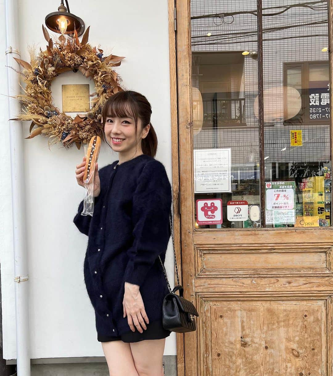 早川愛さんのインスタグラム写真 - (早川愛Instagram)「🥖🥖🥖  MAISON KUROSU @maison_kurosu   日本一好きなパン屋さんに出会ってしまったかも...🩶🩶🩶 写真を撮る前に食べてしまったけど、 ここのクリームパン最高に美味しかった🥹 今までたべたクリームパンの中で1番すき🥹 私が持ってるパンもすごく美味しかった🩶 グルテンフリーやめて通ってしまいそう🐷  ・  cardigan @jines_official  展示会でオーダーしていたパールボタンのふわふわカーディガンかわいい🤍🤍🤍 fox90カシミア10だけど全くチクチクしなくてふわふわちゃん🐏🤍  ・  #PR #jines #ジネス #カーディガン #メゾンクロス #クリームパン #用賀グルメ #用賀テイクアウト #用賀 #世田谷グルメ #世田谷 #パン屋 #パン屋さん」10月4日 12時26分 - megumegu_1006