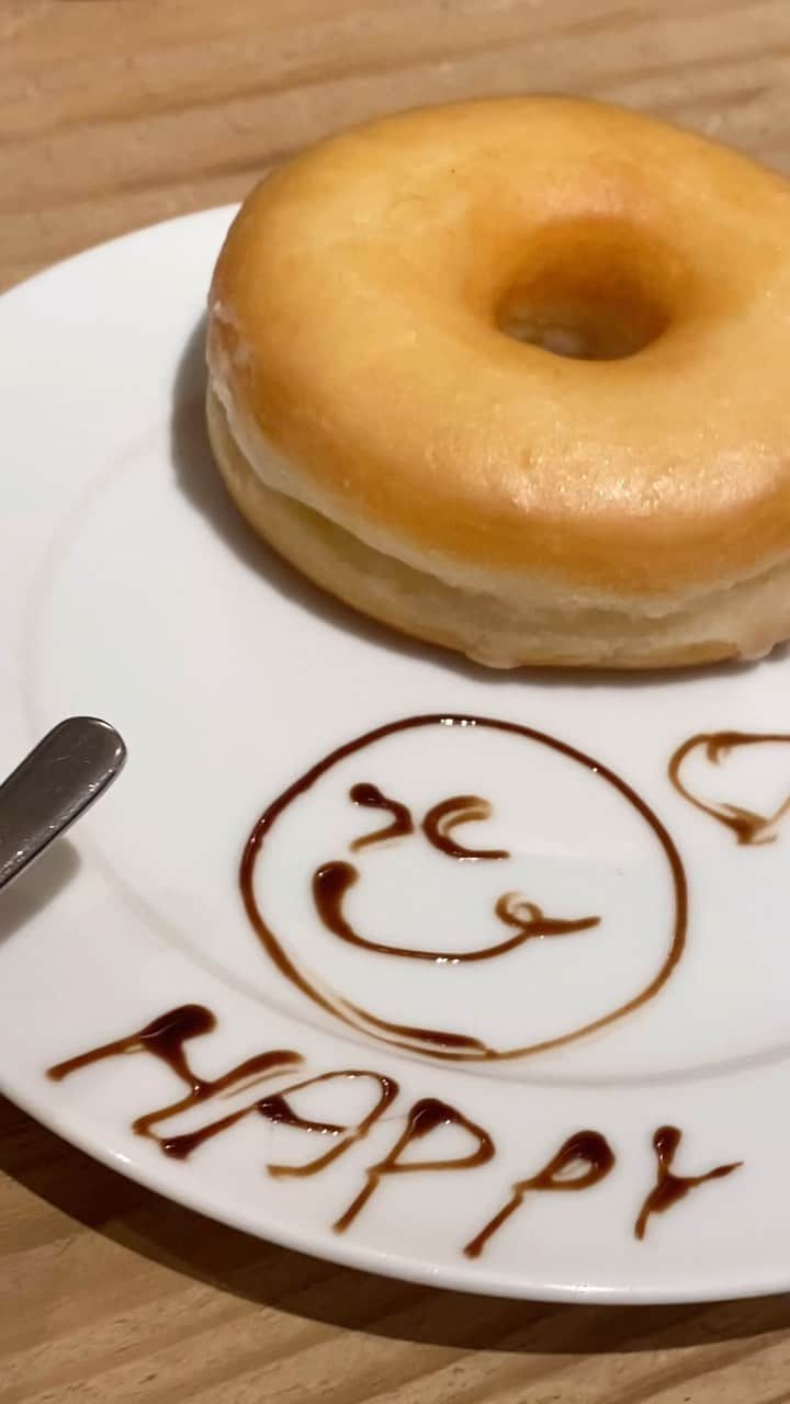 のインスタグラム：「昨日の撮影のあと ごはん食べて、おしゃべりして 解散した時点でまだ午前中だった  お花はクライアントさま、スタッフさまからのブーケ いつもありがとうございます  そして、ディレクターさん！ なんとなんと、20代にフラワーアレンジを習っていた時のR子先生のお嬢さんだった！ 言われてみればそっくり〜 ピンクTの後ろ姿の方です  あの頃はR子先生も私も20代だった… ディレクターさんはまだこの世にいない 長くやってると、こんなこともあるんだなぁ なんか嬉しかった  皆さま、ありがとうございました」
