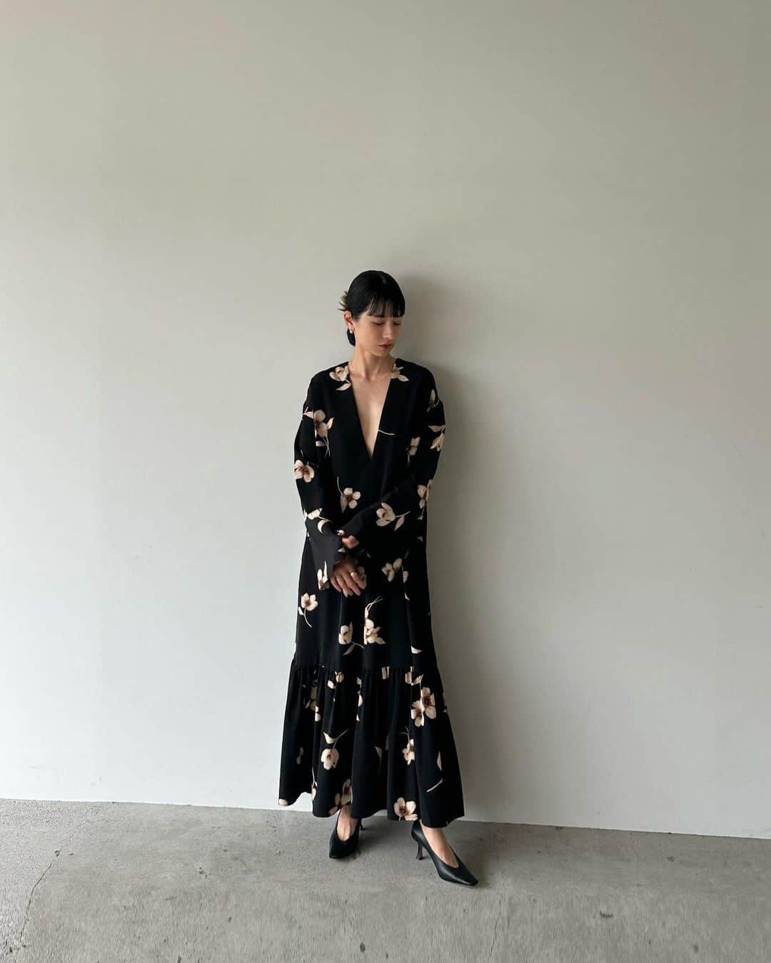 松本恵奈のインスタグラム：「私のお気に入りシリーズ。 W FACE GATHER SWITCH ONEPIECE♡  大花柄プリントと無地のアイボリーの2色展開のシックに着用できる ロングワンピース。 大胆な大花柄はブラックが際立つ 配置に拘り流れるようなモチーフを落ち着いたグラデーションカラーで作りました。 甘過ぎない大人な印象に仕上げた オリジナルプリントです。 深めのVネックを後ろに、 バックオープンスタイルでの着方もおすすめです。 程良く落ち感のある微光沢素材で 普段使いはもちろん綺麗めな シーンや様々な場面で着用いただけます。 ６日発売なので是非お楽しみに♡ #clane #新作 #６日発売」