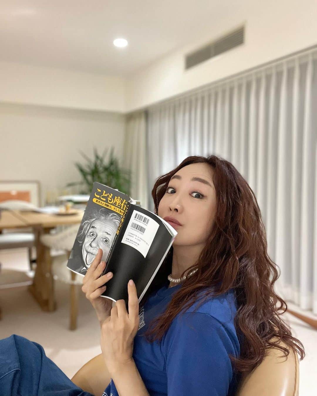 神崎恵さんのインスタグラム写真 - (神崎恵Instagram)「・ 息子の習い事のお迎えに、 肌寒いわぁと、何も考えずに羽織ったジャケットとTシャツの色の組み合わせが、なんだか古めかしくてかわいかったです。 「ママ！かみのけ！なんだかイタリアのひこうき乗る前のチケットくれるひとみたいだね！」と、わかるような。。わからないような。。 くせ毛を楽しむ日、全体にクセをだすように乾かしたら、立体感のたりない部分だけアイロンでほんの少し手を加えると バランスがよくなります。 使うのはストレートアイロン。 たまに、波アイロン。 昨日は、親指のミニオン絆創膏とTシャツの青黄色が密かなポイントでした。 今日も肌寒い朝でしたね🍂 ご自愛ください😌  #くせ毛　を楽しむ日」10月4日 12時33分 - megumi_kanzaki