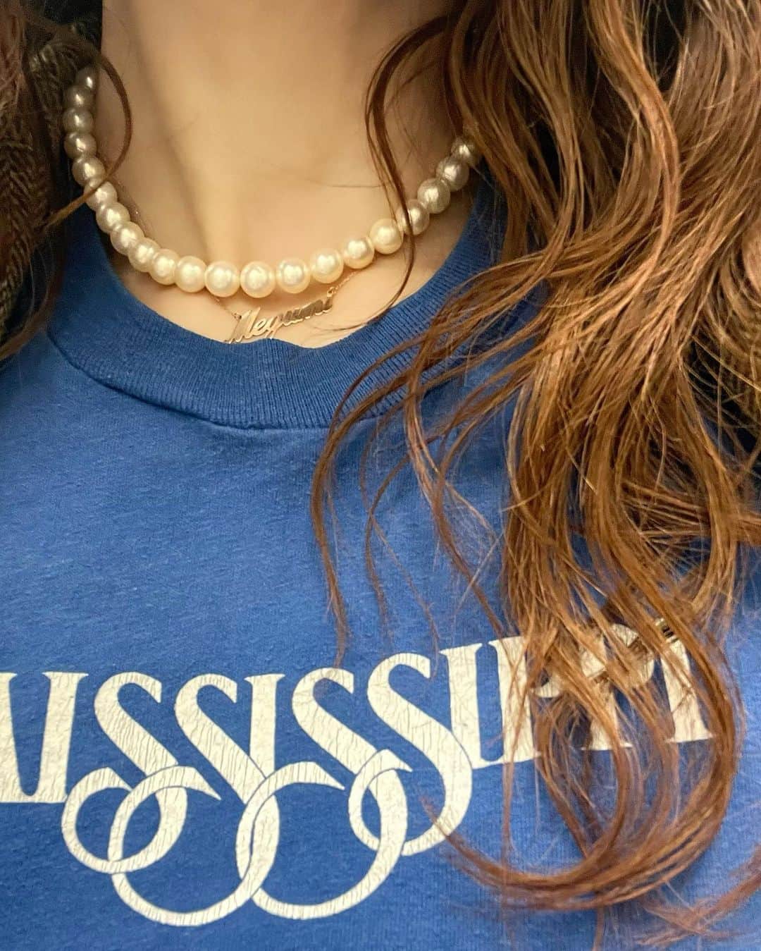 神崎恵さんのインスタグラム写真 - (神崎恵Instagram)「・ 息子の習い事のお迎えに、 肌寒いわぁと、何も考えずに羽織ったジャケットとTシャツの色の組み合わせが、なんだか古めかしくてかわいかったです。 「ママ！かみのけ！なんだかイタリアのひこうき乗る前のチケットくれるひとみたいだね！」と、わかるような。。わからないような。。 くせ毛を楽しむ日、全体にクセをだすように乾かしたら、立体感のたりない部分だけアイロンでほんの少し手を加えると バランスがよくなります。 使うのはストレートアイロン。 たまに、波アイロン。 昨日は、親指のミニオン絆創膏とTシャツの青黄色が密かなポイントでした。 今日も肌寒い朝でしたね🍂 ご自愛ください😌  #くせ毛　を楽しむ日」10月4日 12時33分 - megumi_kanzaki