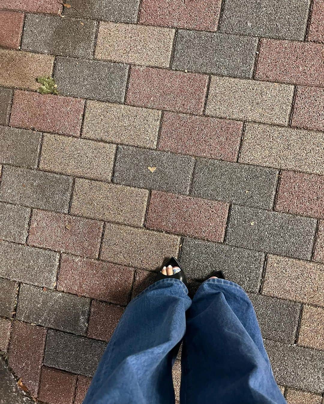 神崎恵さんのインスタグラム写真 - (神崎恵Instagram)「・ 息子の習い事のお迎えに、 肌寒いわぁと、何も考えずに羽織ったジャケットとTシャツの色の組み合わせが、なんだか古めかしくてかわいかったです。 「ママ！かみのけ！なんだかイタリアのひこうき乗る前のチケットくれるひとみたいだね！」と、わかるような。。わからないような。。 くせ毛を楽しむ日、全体にクセをだすように乾かしたら、立体感のたりない部分だけアイロンでほんの少し手を加えると バランスがよくなります。 使うのはストレートアイロン。 たまに、波アイロン。 昨日は、親指のミニオン絆創膏とTシャツの青黄色が密かなポイントでした。 今日も肌寒い朝でしたね🍂 ご自愛ください😌  #くせ毛　を楽しむ日」10月4日 12時33分 - megumi_kanzaki