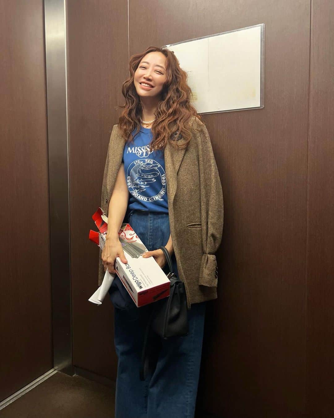 神崎恵のインスタグラム：「・ 息子の習い事のお迎えに、 肌寒いわぁと、何も考えずに羽織ったジャケットとTシャツの色の組み合わせが、なんだか古めかしくてかわいかったです。 「ママ！かみのけ！なんだかイタリアのひこうき乗る前のチケットくれるひとみたいだね！」と、わかるような。。わからないような。。 くせ毛を楽しむ日、全体にクセをだすように乾かしたら、立体感のたりない部分だけアイロンでほんの少し手を加えると バランスがよくなります。 使うのはストレートアイロン。 たまに、波アイロン。 昨日は、親指のミニオン絆創膏とTシャツの青黄色が密かなポイントでした。 今日も肌寒い朝でしたね🍂 ご自愛ください😌  #くせ毛　を楽しむ日」