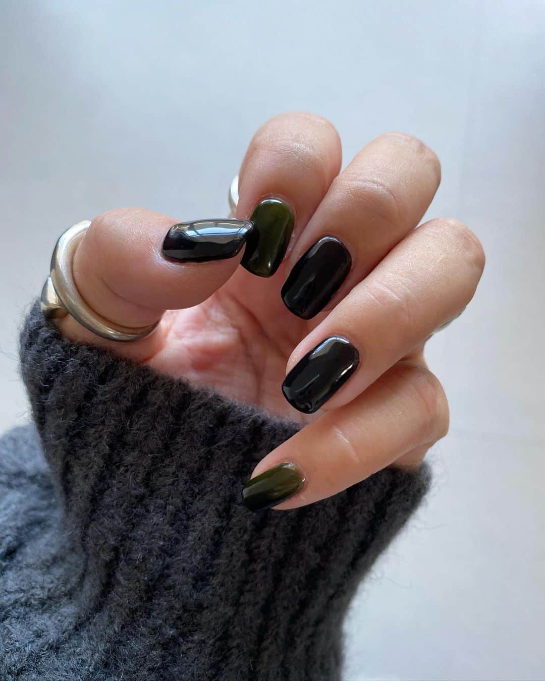 S E I K Oのインスタグラム：「.  載せるの遅くなりすぎた🤫  先月のnail🍂  全部ブラックに見えるけど 実は深めの濃いグリーン。  フットは ボルドー✌️  シンプルで、大人ぽくて 気に入ってる😚  @fiorente_kayo 💅　  _______________________   #秋ネイル#シンプルネイル#ジェルネイル#大人ネイル#フットネイル#ネイルデザイン」
