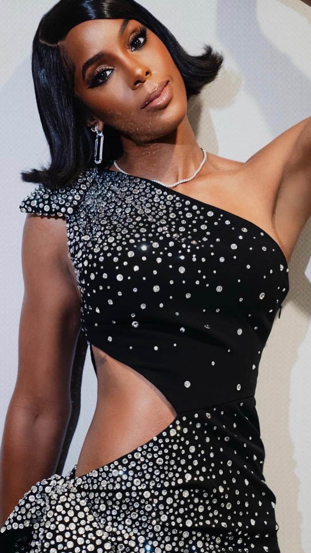 ケリー・ローランドのインスタグラム：「I keep my hair fixed, keep rockin the hottest outfits 🔥」