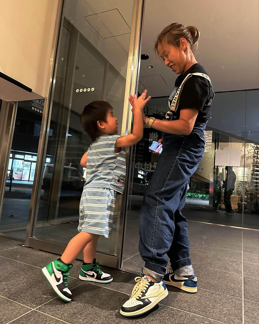 角田麻央さんのインスタグラム写真 - (角田麻央Instagram)「💪🏽❤️‍🔥❤️‍🔥❤️‍🔥 本当の強さとは、しんどい時にしんどいと言えること。 人は1人では生きていけない。生きてるだけで偉いから。 @norinco02 ちゃんカッコいいスニーカー有難う🥹🙏🏽 吉田道場にお邪魔しました🙇🏽‍♀️またお願い致します🥋🔥 #3歳男の子 #男の子ママ #アスリート親子目指してます #銀座のママ #のりこママ #私ももっとお洒落しないと笑」10月4日 12時35分 - maotsunoda888