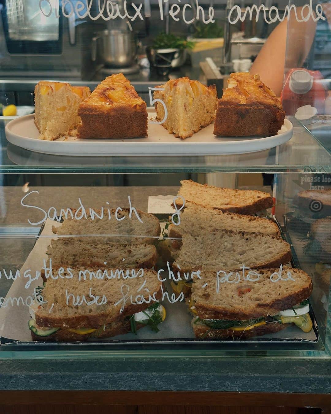 徐琁さんのインスタグラム写真 - (徐琁Instagram)「巴黎咖啡店的granola都超級好吃 還有那種簡單的早餐盤 讓你難忘的氛圍跟味道 這家的早餐都做的很到位好吃 發現巴黎的google 評分都很準 這家也是我Google 隨便找到的 4.7完全有符合好喜歡😍❤️‍🔥  #cosinparis🌸」10月4日 12時47分 - cos55555