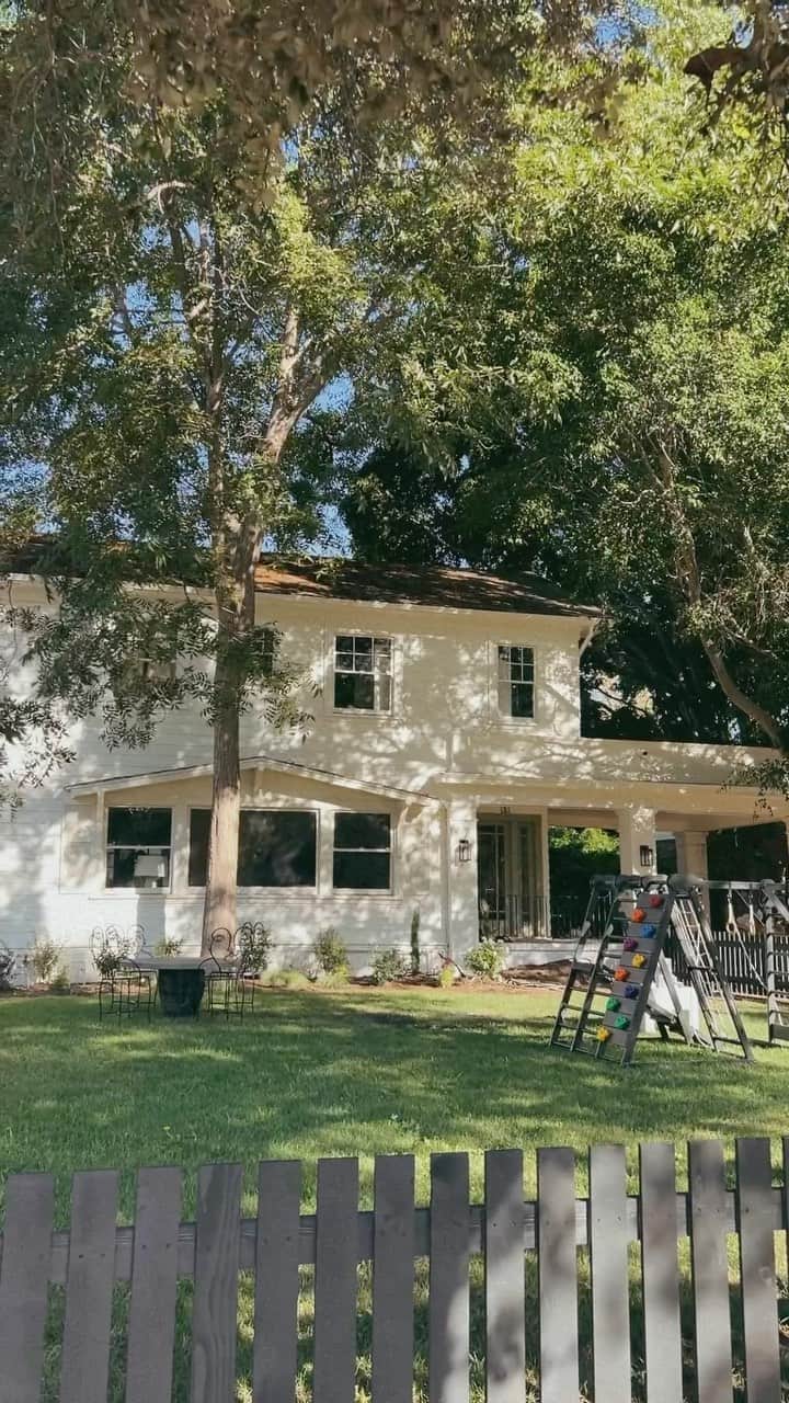 ケイトリン・カーターのインスタグラム：「so excited for our first holiday season in this home, starting with the arrival of fall 🍂🔥」