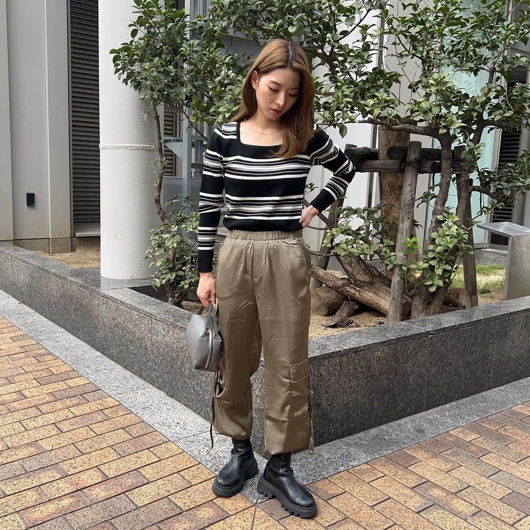 神戸レタス三宮店のインスタグラム：「.スクエアネックですっきりと✨ カーゴパンツがサテン素材なので上品な大人見えコーデに🍀🖤 合わせたトップスは店舗限定アイテムです🫶🏻💕 .  🏷️C6926 🏷️M3988 🏷️B1505  ▶︎▶︎▶︎STAFF ゆーゆ　162cm(三宮店) . . #kobelettuce #神戸レタス #神戸レタスコーデ #カーゴパンツコーデ#カジュアルコーデ#springfashion #シンプルコーデ#大人カジュアル #秋コーデ #大人コーデ #プチプラ #プチプラコーデ #ファッション #プチレタス#ootd #fashion #三ノ宮  #レタジョ」