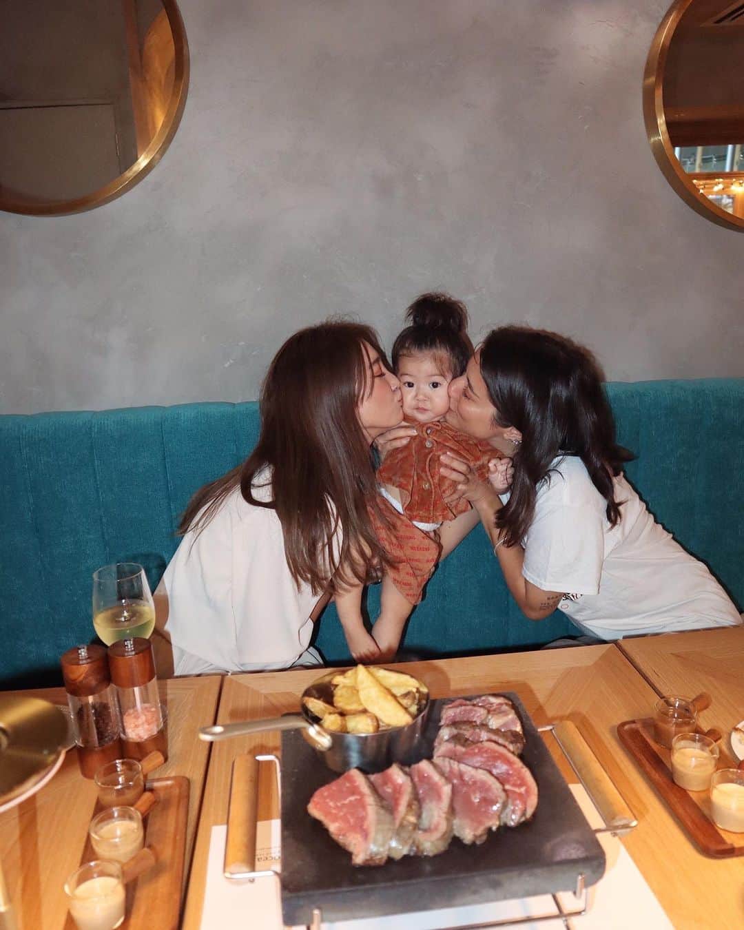 マリエのインスタグラム：「Happy 1st birthday to @hola.ola_familia ❤️‍🔥 そんな素敵な日を大好きなみんなと最高のテーブルを囲んで迎えることができて本当に幸せ🤭 @satoumi0330 ちゃんのベビと産まれるタイミングがほとんど一緒で海を超えて励ましてくれたのは大切な思い出🫣 @oceangoodtable_shibuya のディナーで食べたかったタルタルが美味しすぎて🫠とろける レストランで焼いてるブレッドもクラッカーも全て最高すぎてリピ決❤️‍🔥なんとワンチャンテラス席もベビもオk🤭は嬉しすぎる🥹 そしてこの写真はOlAが大きくなったら魅せるんだ🥹😭🥹🤭幸せものだーって🤭生きてるってすごい力だよ。  #オーシャングッドテーブル渋谷 #shibuya_ogt #steakfrites #PR」