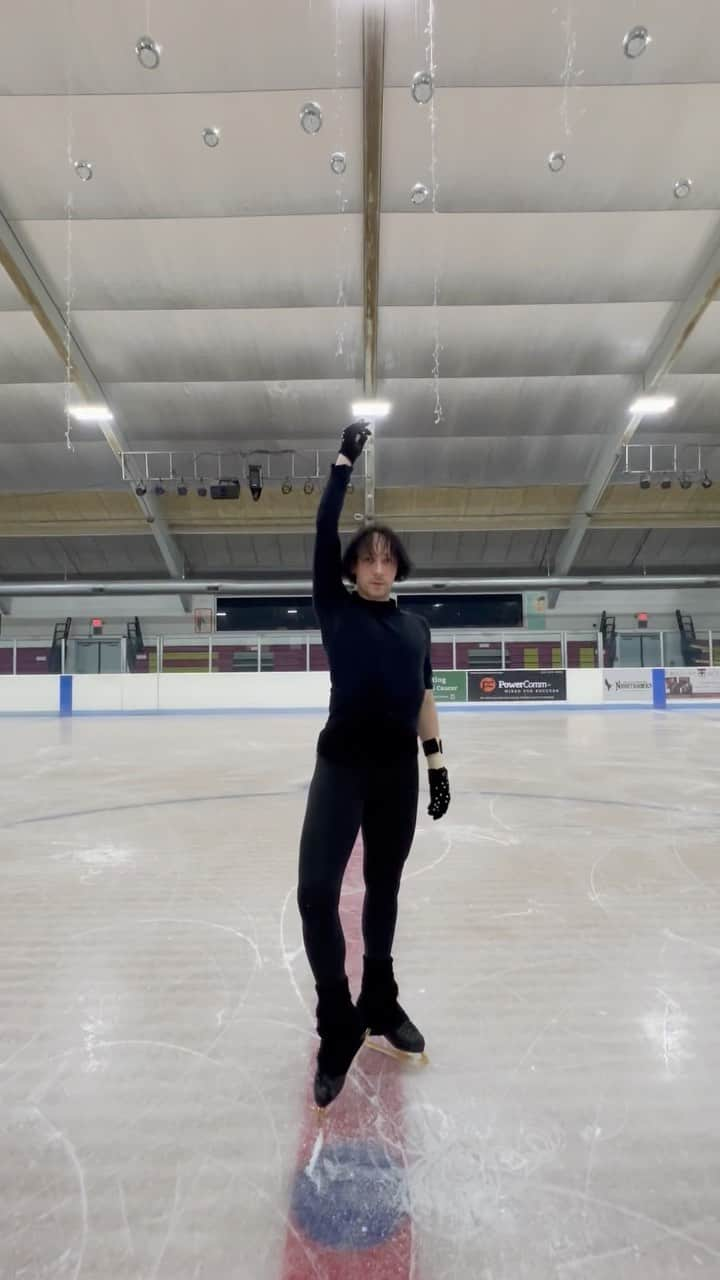 ジョニー・ウィアーのインスタグラム：「3.October.2023 Late night twirl to “Undone” by @macygray 🤍 after a month away from my ice cube. 🎥 @mishgen_xd  #figureskating #spin #ice #iceskating #macygray」