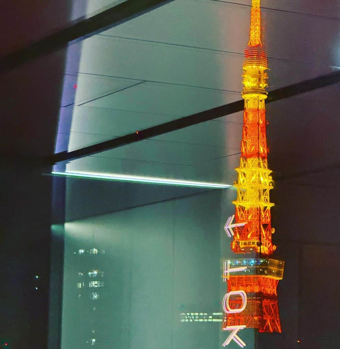 蜷川実花さんのインスタグラム写真 - (蜷川実花Instagram)「昨日は @tokyonode  のレセプションパーティーにいってきました。  虎ノ門ステーションタワーの高層部に10,イベントホール、ギャラリー、レストラン、屋上ガーデンなどが複合する東京NODE❗️ ここで今年の１２月蜷川実花過去最大規模の個展をやります。ぜひきてくださいね。  開幕展は“Syn by Rhizomatiks × ELEVENPLAY” @mikiko_san  @daitomanabe   挑戦的な公演でとても勉強になりました。 これ作るの大変だっただろうなぁ。  １２月に向けて私も頑張ります😊」10月4日 12時53分 - ninagawamika