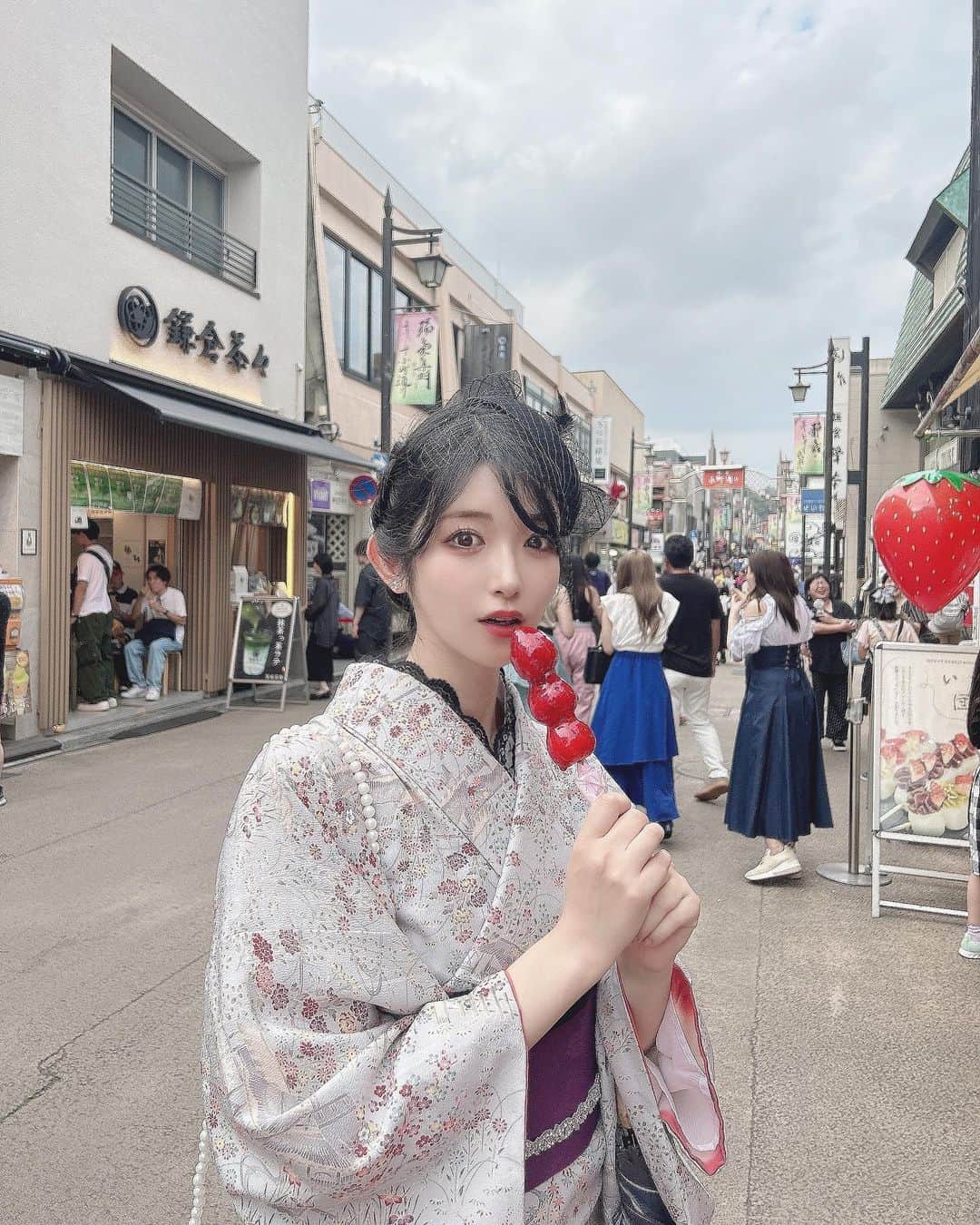 れみぱんのインスタグラム：「鎌倉のいちご飴🍓 おっきくて甘くて美味しいからだいたい行く時は食べてる🍓」