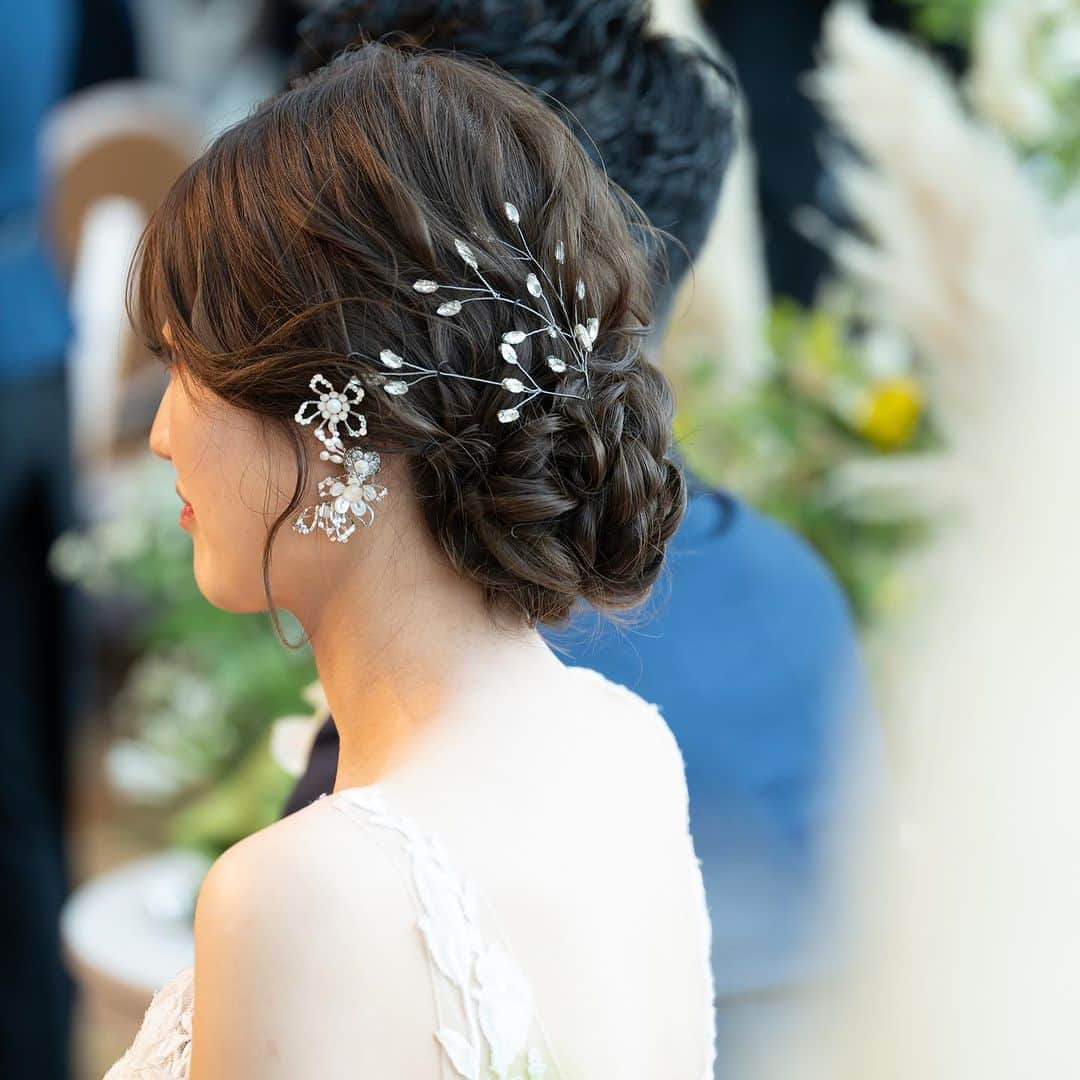 The 33 Sense of Weddingさんのインスタグラム写真 - (The 33 Sense of WeddingInstagram)「*** 様々なヘアアクセサリーを使用した アップスタイルのヘア🌼  ティアラや生花、パールなど… アクセサリーを変えるだけで 印象が大きく変わりますね💎  The33ではご結婚式を迎える前に 当日担当させていただく美容キャストと ヘアメイクのお打合せをさせていただいております🌿  ご希望のスタイルは美容キャストにご相談ください🗣️  — 地上160mの天空ウエディング🕊  ブライダルフェアのご予約は 【@the_33_sense_of_wedding 】の プロフィール【URL】より✔️  —  #the33senseofwedding #ザサーティースリー #梅田結婚式場 #大阪結婚式 #結婚式梅田  #結婚式場大阪#プレ花嫁 #式場見学 #結婚式場探し#結婚式準備#プレ花嫁 #式場見学 #結婚式場探し#結婚式準備#ウェディング#wedding #ウェディングヘア#ブライダルヘア#ウェディングアクセサリー #アップスタイルアレンジ#ウェディングヘアメイク」10月4日 13時06分 - the_33_sense_of_wedding