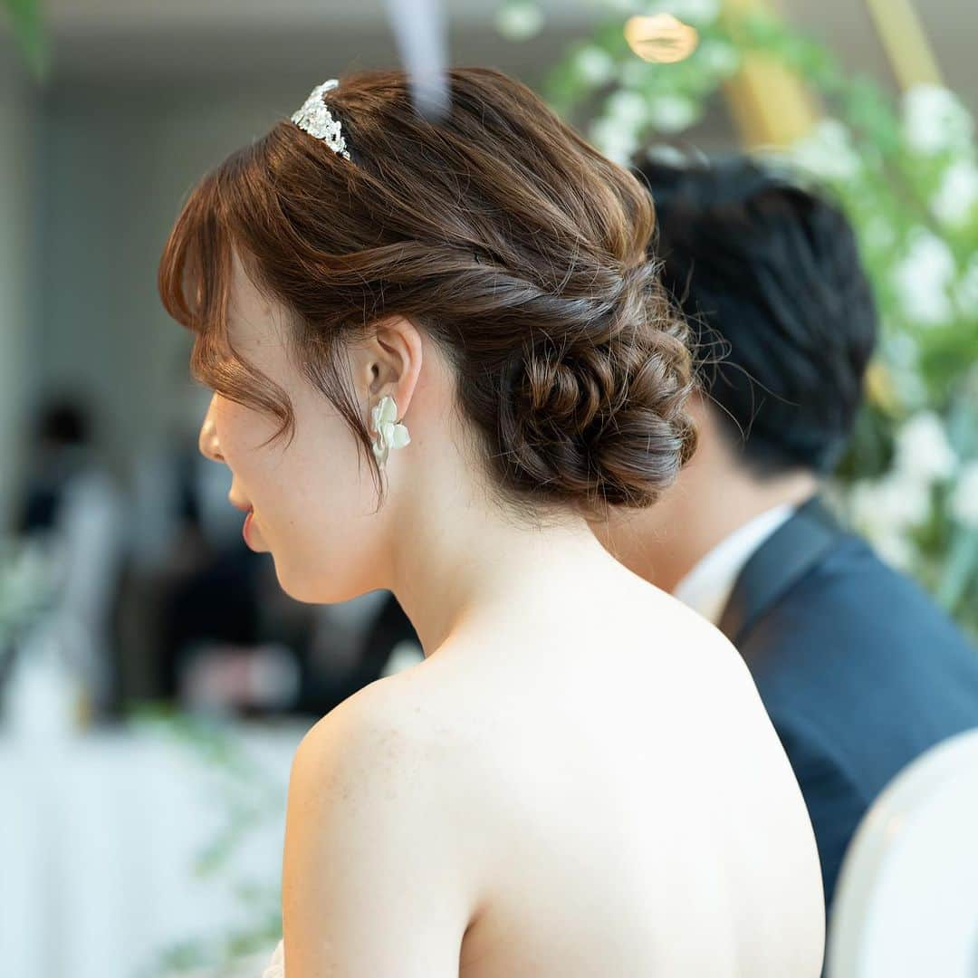 The 33 Sense of Weddingさんのインスタグラム写真 - (The 33 Sense of WeddingInstagram)「*** 様々なヘアアクセサリーを使用した アップスタイルのヘア🌼  ティアラや生花、パールなど… アクセサリーを変えるだけで 印象が大きく変わりますね💎  The33ではご結婚式を迎える前に 当日担当させていただく美容キャストと ヘアメイクのお打合せをさせていただいております🌿  ご希望のスタイルは美容キャストにご相談ください🗣️  — 地上160mの天空ウエディング🕊  ブライダルフェアのご予約は 【@the_33_sense_of_wedding 】の プロフィール【URL】より✔️  —  #the33senseofwedding #ザサーティースリー #梅田結婚式場 #大阪結婚式 #結婚式梅田  #結婚式場大阪#プレ花嫁 #式場見学 #結婚式場探し#結婚式準備#プレ花嫁 #式場見学 #結婚式場探し#結婚式準備#ウェディング#wedding #ウェディングヘア#ブライダルヘア#ウェディングアクセサリー #アップスタイルアレンジ#ウェディングヘアメイク」10月4日 13時06分 - the_33_sense_of_wedding