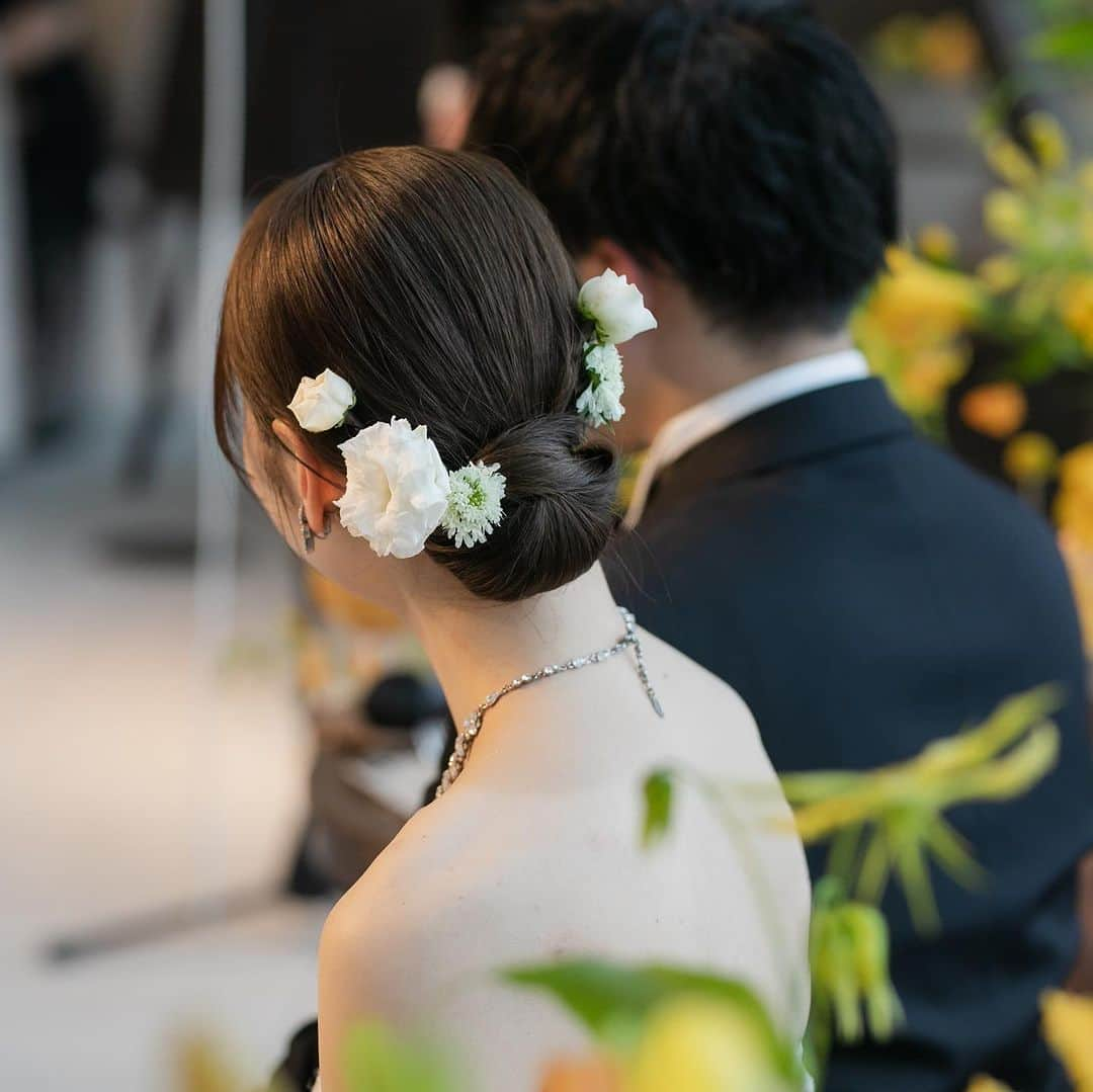 The 33 Sense of Weddingさんのインスタグラム写真 - (The 33 Sense of WeddingInstagram)「*** 様々なヘアアクセサリーを使用した アップスタイルのヘア🌼  ティアラや生花、パールなど… アクセサリーを変えるだけで 印象が大きく変わりますね💎  The33ではご結婚式を迎える前に 当日担当させていただく美容キャストと ヘアメイクのお打合せをさせていただいております🌿  ご希望のスタイルは美容キャストにご相談ください🗣️  — 地上160mの天空ウエディング🕊  ブライダルフェアのご予約は 【@the_33_sense_of_wedding 】の プロフィール【URL】より✔️  —  #the33senseofwedding #ザサーティースリー #梅田結婚式場 #大阪結婚式 #結婚式梅田  #結婚式場大阪#プレ花嫁 #式場見学 #結婚式場探し#結婚式準備#プレ花嫁 #式場見学 #結婚式場探し#結婚式準備#ウェディング#wedding #ウェディングヘア#ブライダルヘア#ウェディングアクセサリー #アップスタイルアレンジ#ウェディングヘアメイク」10月4日 13時06分 - the_33_sense_of_wedding