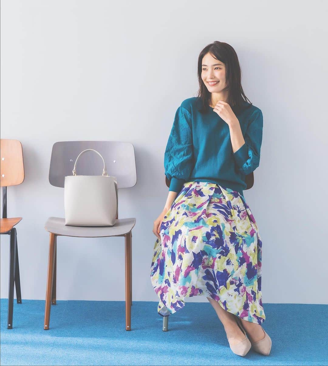 ITS'DEMOのインスタグラム：「＝＝＝＝＝＝＝＝＝＝＝＝＝＝＝＝＝＝＝＝ 華やかで品がある レース×大花 ＝＝＝＝＝＝＝＝＝＝＝＝＝＝＝＝＝＝＝＝  大花の華やかスカートに袖レースのニットを合わせて、柄とカラーで遊ぶ大人の秋コーデ！  袖レースニット 4color ・アイボリー ・ライトパープル ・グリーン ・ブラック フリーサイズ  大花スカート 3color ・ブルー ・ブラウン ・ブラック フリーサイズ  #itsdemo」