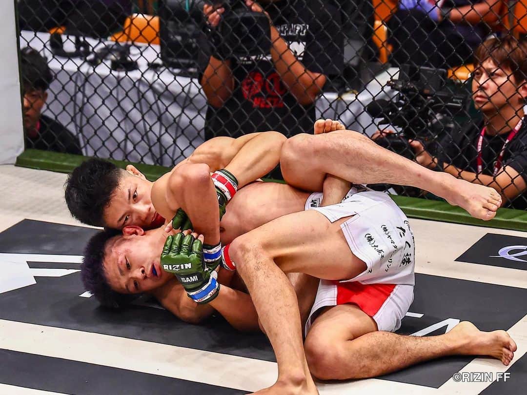 RIZIN FF OFFICIALのインスタグラム：「#RIZIN_LANDMARK6 Match,1 “𝐓𝐰𝐢𝐬𝐭𝐞𝐫 𝐬𝐭𝐫𝐢𝐤𝐞𝐬 𝐭𝐰𝐢𝐜𝐞” --------------- @george.135 defeats @junyadesu1008 by SUB(Tap out:Twister) 2:00 of Round 2.  #rizin #rizinff #mma #fighter #jojigoto」