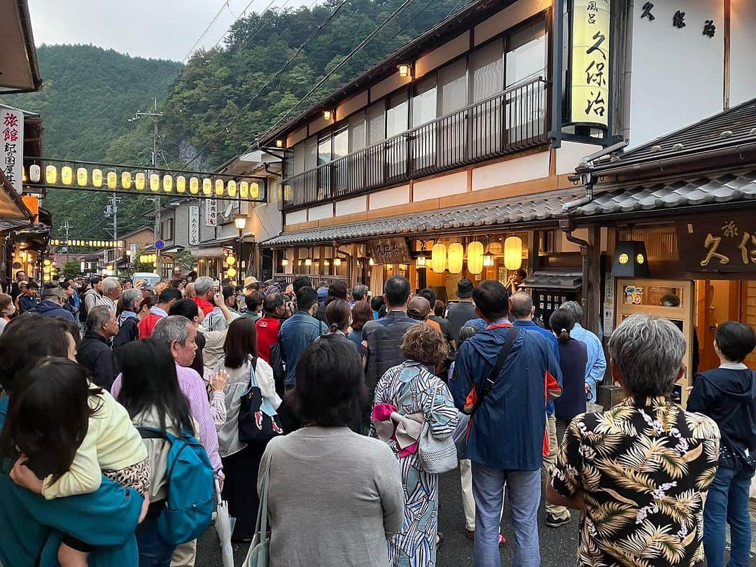 南里沙さんのインスタグラム写真 - (南里沙Instagram)「「えんがわ音楽祭」メインコンサート終了後は、『旅館 久保治 @ryokan_kuboji 』の縁側で演奏🎶 雨もあがって、たくさんの方に足を止めて聴いていただきました！縁側での演奏、ゆったりとした時間が🫶  宿泊もこちらでお世話になりました。お料理も温泉も最高で、旅館の皆さんにも優しくお声かけて頂き、幸せな癒しの時間を過ごさせて頂きました☺️ありがとうございました！  #えんがわ音楽祭 #奈良 #天川村 #洞川温泉 #旅館 #久保治 #縁側  #クロマチックハーモニカ #ハーモニカ #南里沙」10月4日 13時02分 - minami_risa