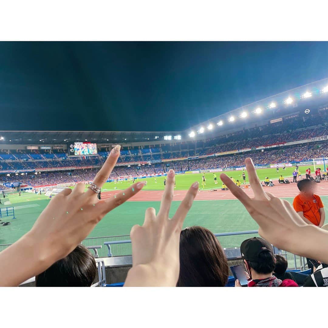 八伏紗世のインスタグラム：「この間、みれいちゃんときょんちゃんと 横浜FMvs神戸の試合観に行った時の 写真〜✌🏼⚽️❤️‍🔥  3人でピースした お気に入りの写真です😊❤️‍🔥♪  #日産スタジアム#soccer」