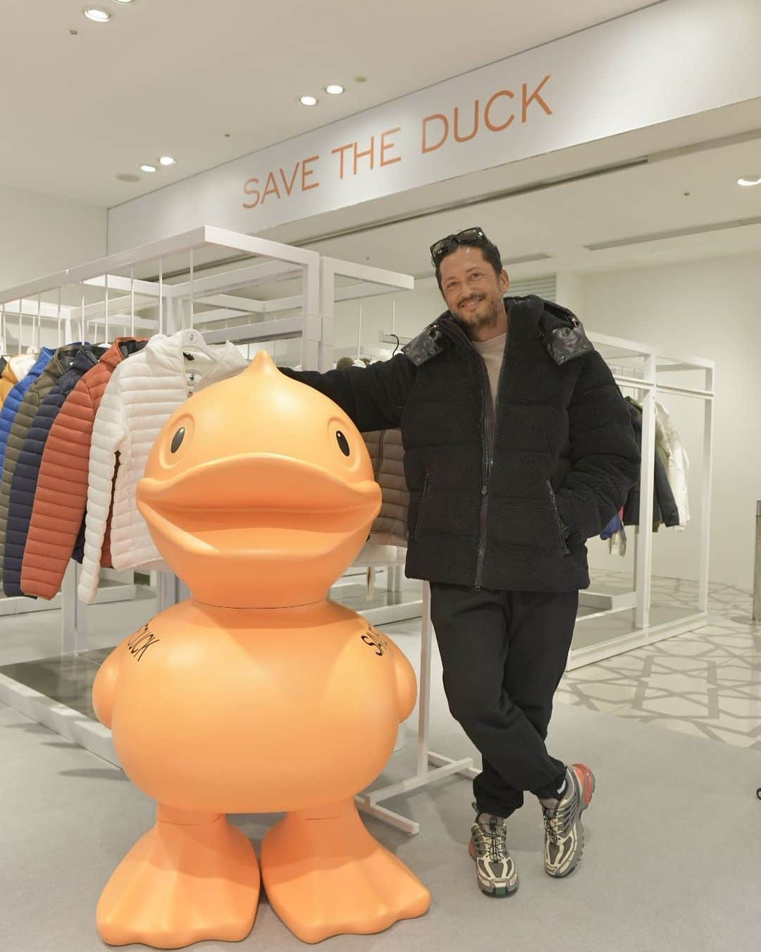 池内博之さんのインスタグラム写真 - (池内博之Instagram)「昨日大丸東京店1階にOPENしたSAVE THE DUCKのポップアップに行ってきました。 実際着用したのですが、え？これ本当に羽毛使ってないの？と思ってしまうくらいの暖かさ。しかも軽い！ これには驚きました。これからの季節には欲しいアイテムですね。 SAVE THE DUCKはサステナブルアウターウェアブランドです。 世界中で羽毛を搾取され続けているダックたちを守るため、 リアウルダウンの代わりに独自開発した高性能素材「PLUMTECH®（プラムテック®）」を中綿として使用しています。 PLUMTECH®は、リアルダウンに匹敵する軽さと高い保温性、通気性、速乾性を兼ね備えています。 要チェックです。  2023年10月4日〜2024年3月31日まで  #PR #savetheduck #セーブザダック」10月4日 13時16分 - hiroyuki.ikeuchi