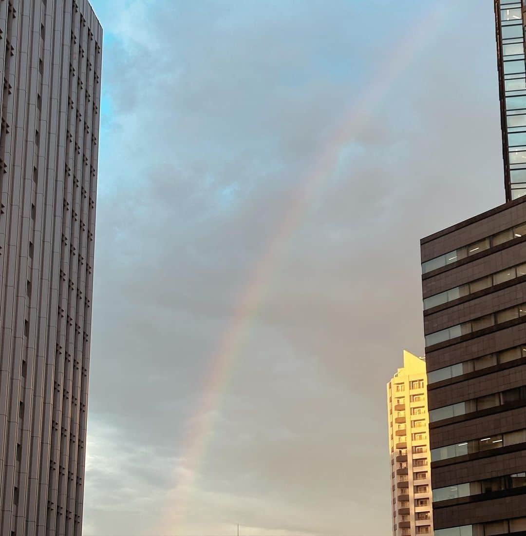 安西ひろこさんのインスタグラム写真 - (安西ひろこInstagram)「いつか見た虹🌈✨ . あの時は 大変な時だったから ココロの中から嬉しかったなぁ 💚💛🧡❤️🩷🩵💙💜 . . 本当に美しかった☺️✨ . . #虹  #東京　の #オフィス  ビルの中に #幸せ  の瞬間✨ #ありがとう」10月4日 13時19分 - hiroko_anzai_