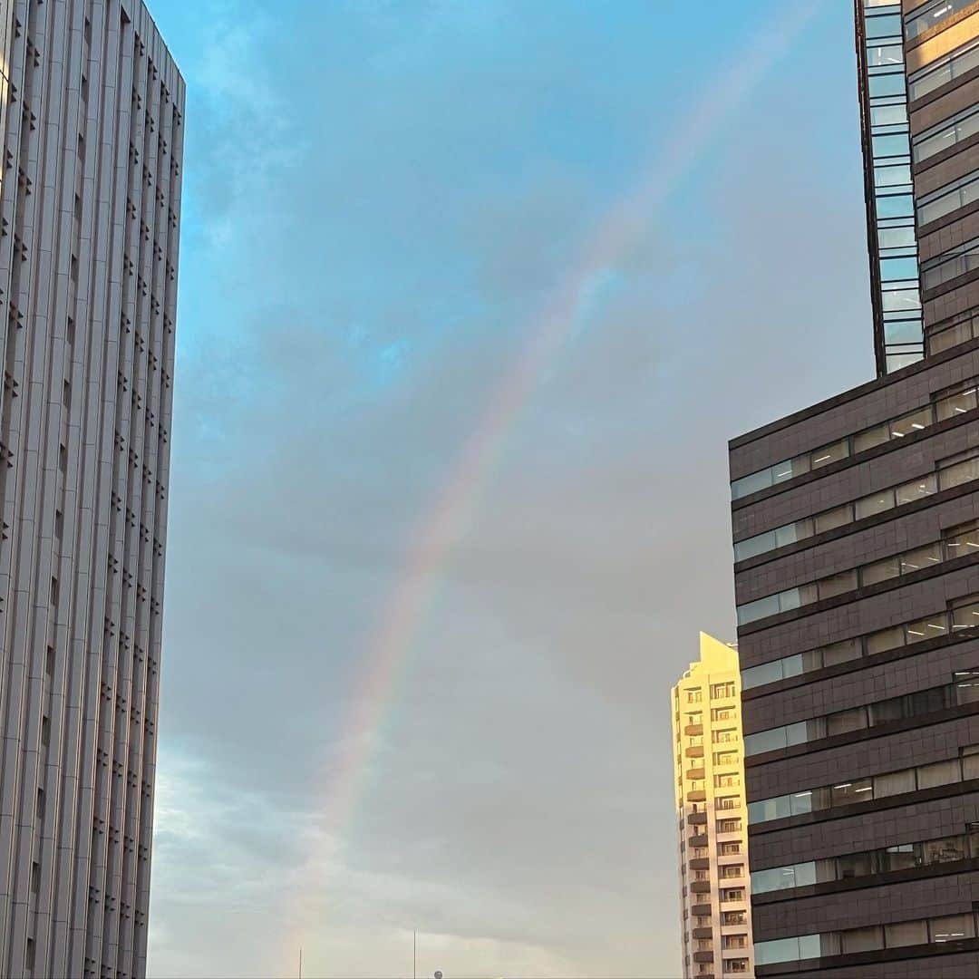 安西ひろこのインスタグラム：「いつか見た虹🌈✨ . あの時は 大変な時だったから ココロの中から嬉しかったなぁ 💚💛🧡❤️🩷🩵💙💜 . . 本当に美しかった☺️✨ . . #虹  #東京　の #オフィス  ビルの中に #幸せ  の瞬間✨ #ありがとう」