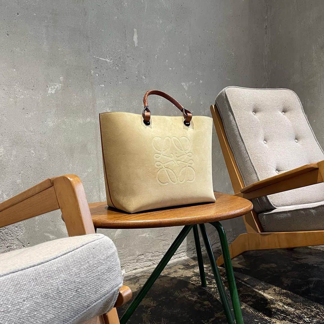 のインスタグラム：「. 《 LOEWE 》 ⁡ －－－－－－－－－－ー－－－－－－－－－－－－－－  商品の詳細につきましてはDM、又はお電話にてお問い合わせ下さい。 ⁡ DMやお電話からの郵送販売も可能です。 ⁡ ショッピングローンなど各種お支払い方法もご用意しておりますのでご相談下さい。 ⁡ International shipping is available. Please contact us though DM. ⁡ ⁡ 〈RINKAN SHIBUYA〉 TEL：03-5458-3050 LINE ID：@283swjhf」