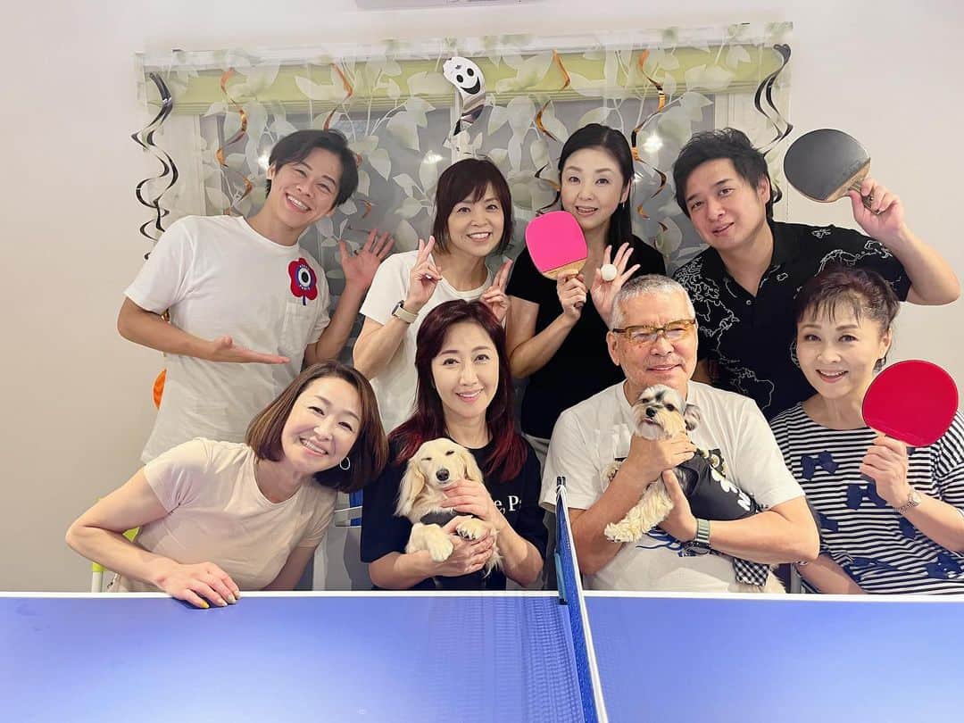 大石まどかさんのインスタグラム写真 - (大石まどかInstagram)「昨日は久しぶりに「美魔女卓球チーム」の練習がありました。 そして大先輩の千昌夫さんにもお越しいただき、みんなで卓球大会&大宴会。 千さんは77歳❗️60年ぶりの卓球と仰っておりましたが‥とてもお上手でフットワークの軽さに驚きました。 卓球後、打ち上げをしておりましたら‥なんと❗️ 杉様がいらっしゃっいました😳😊 大先輩がお二人‥このショットはなかなか、見られませんね😊 なっちゃんおでん🍢に唐揚げ🍗 やっぱり美味しい‥ 今回もしっかり持ち帰ってきました😅 最高に贅沢な時間を過ごさせていただき感謝、感謝、感謝🙇‍♀️ ありがとうございました。 #杉良太郎 さん #千昌夫 さん #伍代夏子 さん #島津悦子 さん #石原詢子 さん #多岐川舞子 さん #松原健之 さん #伊達悠太 さん #卓球 #美魔女卓球チーム #大先輩 #楽しい #ひととき #贅沢 #感謝 #ありがとうございました #enka #singer #oden #tabletennis」10月4日 13時22分 - madoka_oishi