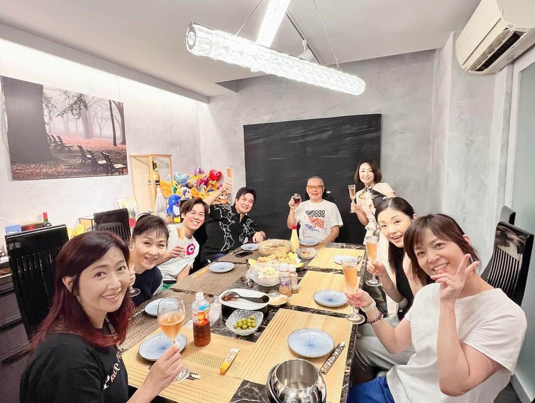 大石まどかさんのインスタグラム写真 - (大石まどかInstagram)「昨日は久しぶりに「美魔女卓球チーム」の練習がありました。 そして大先輩の千昌夫さんにもお越しいただき、みんなで卓球大会&大宴会。 千さんは77歳❗️60年ぶりの卓球と仰っておりましたが‥とてもお上手でフットワークの軽さに驚きました。 卓球後、打ち上げをしておりましたら‥なんと❗️ 杉様がいらっしゃっいました😳😊 大先輩がお二人‥このショットはなかなか、見られませんね😊 なっちゃんおでん🍢に唐揚げ🍗 やっぱり美味しい‥ 今回もしっかり持ち帰ってきました😅 最高に贅沢な時間を過ごさせていただき感謝、感謝、感謝🙇‍♀️ ありがとうございました。 #杉良太郎 さん #千昌夫 さん #伍代夏子 さん #島津悦子 さん #石原詢子 さん #多岐川舞子 さん #松原健之 さん #伊達悠太 さん #卓球 #美魔女卓球チーム #大先輩 #楽しい #ひととき #贅沢 #感謝 #ありがとうございました #enka #singer #oden #tabletennis」10月4日 13時22分 - madoka_oishi
