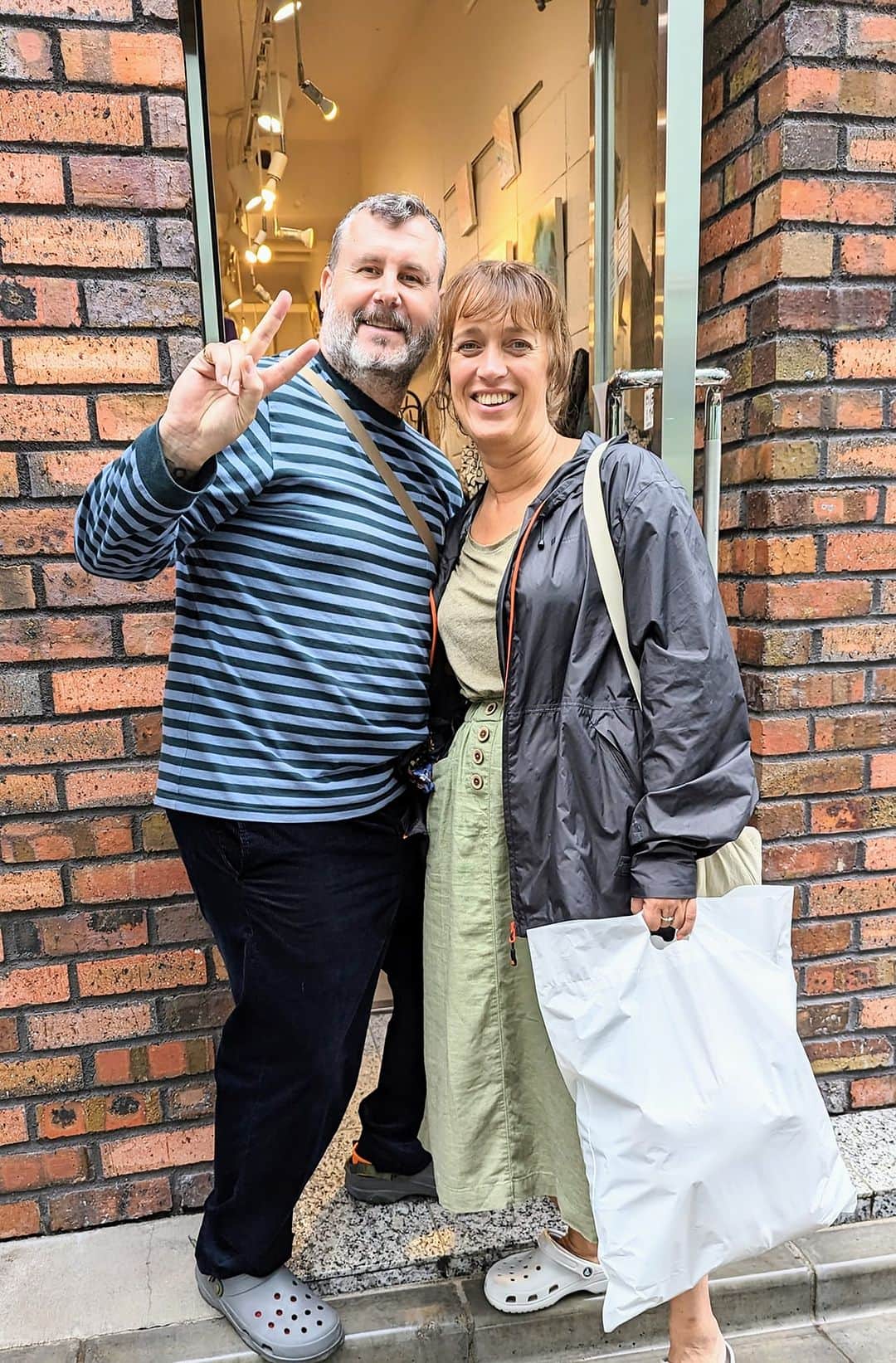平井富子のインスタグラム：「A lovely British couple appears！  マンチェスターからAlanさんとJaneさんがご来店！  日本は、初めて。広島、京都、奈良、大阪等を観光したとか。楽しそう〜  「呼びました？柴犬トートバッグ」、「嫌です柴犬トートバッグ」を気に入って頂きました。可愛い〜  明日帰国。最後の日に来て頂き感謝です。東京をお楽しみ下さい〜」
