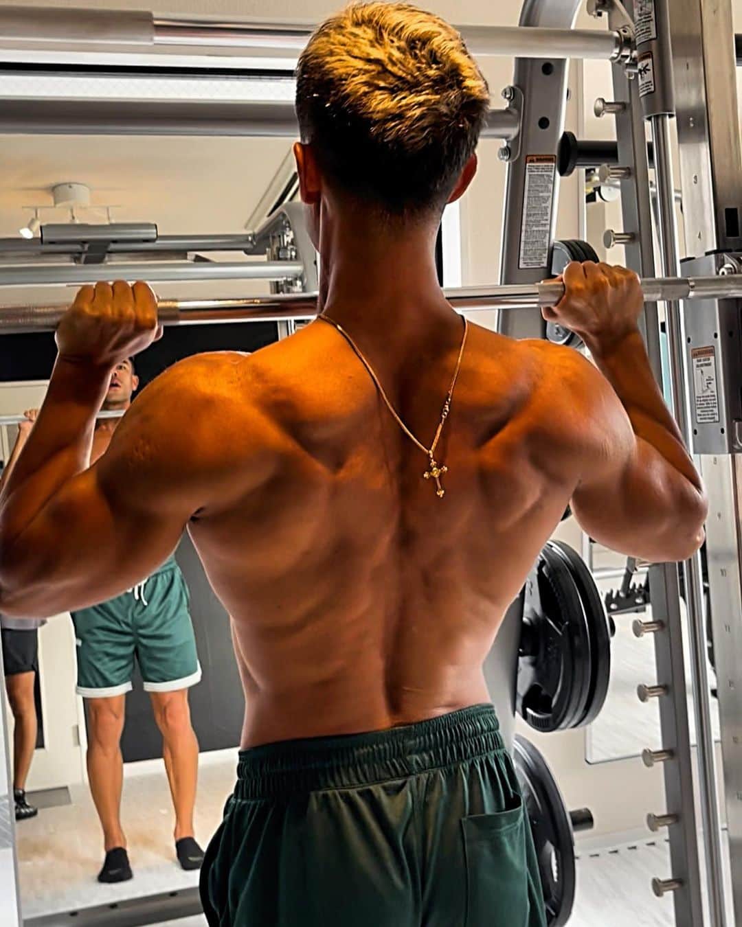 Ethan 佑太 Schellinのインスタグラム：「去年からの一年で肩背中に力入れました🔥」