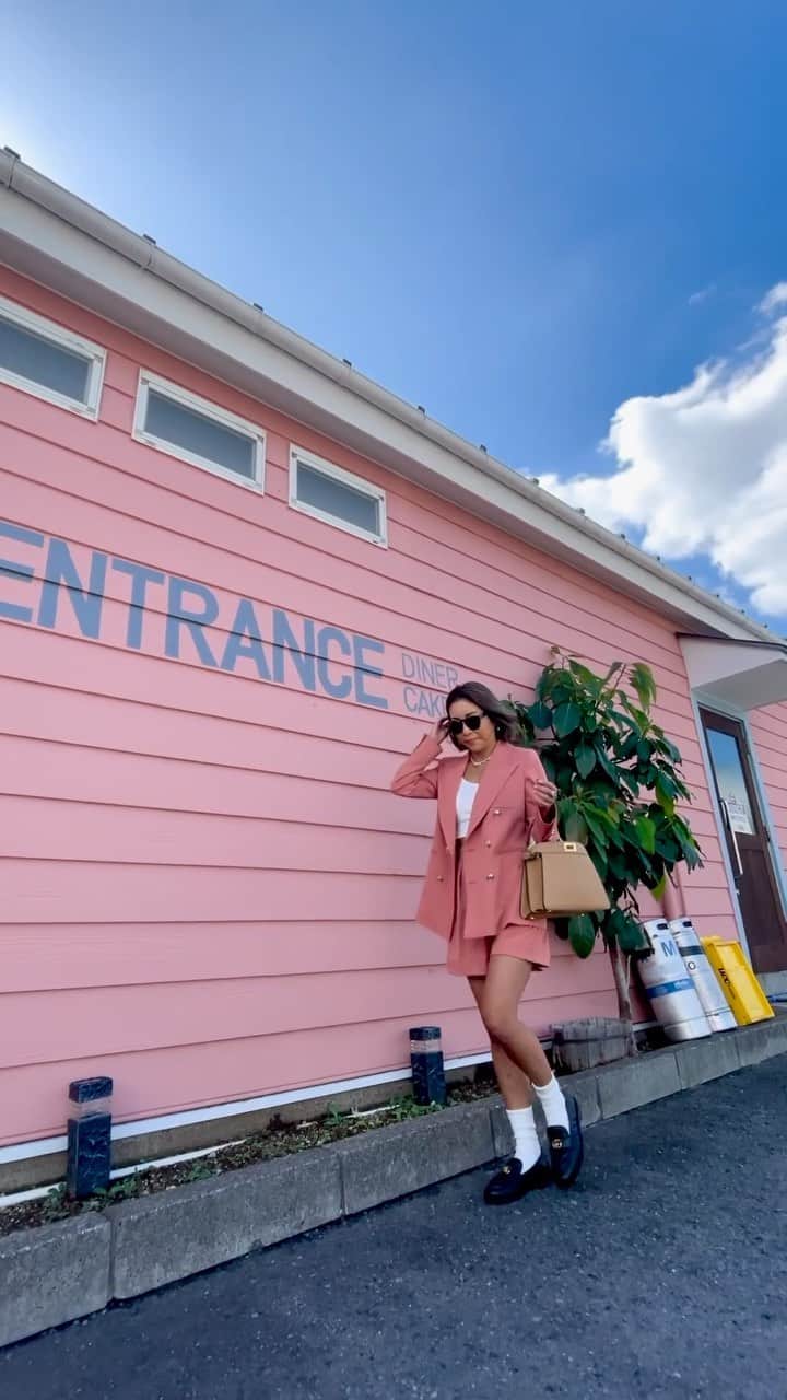 ETSUKOのインスタグラム：「壁と同色コーデ💓 今季はジャケットもいくつか購入✔️ カジュアルが勿論大好きだけど今期はこんな気分 TPOっす🫶🏽  ここのピーカンパイ美味しいんだよね😋何十年ぶり👍 分かる人いるかな⁉️  コーデ ジャケット.パンツ　#maxmara  インナー　#uniqlo  bag  #fendi  ローファー👞　#gucci  —————————————  #instafashion  #instagood #fashion #ootd #japan #fashionista#new #style#me#ootn#アラフォー #プチプラコーデ#カジュアルファッション #楽ちんコーデ #秋コーデ#ゆるカジ#大人カジュアル#ゆるコーデ#ジャケット#ジャケットコーデ#ローファー」