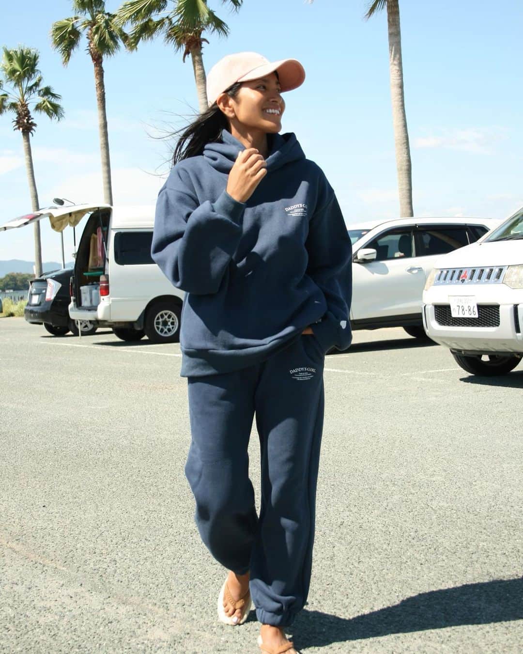 清宮佑美さんのインスタグラム写真 - (清宮佑美Instagram)「@daddysgirl_official 🩷 10月末で惜しくも閉店してしまうDaddy's girlラストの商品。 包み込まれるようなふわふわの裏起毛が気持ち良いセットアップのスウェット。 S/Mサイズを選べるので 自分に合ったベストなサイズを選べます😊 私はずっと大事に着たいから ネイビーSサイズにしました💙 ネイビーは人気で即完🥲 他にはグレーとベビーピンクもあるよ😌🩶🩷 再販は無いとのことだったので 検討中の方はお早めに！🥹 こちらの商品以外は最大80%offのfinal SALEを開催中！秋冬に着れるお洋服もたくさん🍂 ぜひチェックしてみてね❣️  daddy'sgirlをSELSEAのメンバーたちも 愛用してくれてる子たくさんいて嬉しかったな😚 私もモデルをさせて貰ったり、SELSEA MARKETにも何度も出店して貰いイベントを盛り上げて貰ったり とってもお世話になりました🥺 ブランドが終わってしまうのは寂しいけど みんなの心にはずっと残っているはず…🙏🏾💕 ディレクターの @renatotsu ちゃん。スタッフの @daddysgirlstaffnao ちゃん お疲れ様です♥️😌  daddy's girlのお気に入りたちをこれからもずっと大事に愛用していきたいと思います😊🔥  #daddysgirl_official」10月4日 13時38分 - yuumi_seimiya