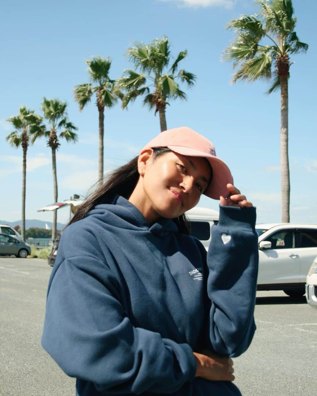 清宮佑美さんのインスタグラム写真 - (清宮佑美Instagram)「@daddysgirl_official 🩷 10月末で惜しくも閉店してしまうDaddy's girlラストの商品。 包み込まれるようなふわふわの裏起毛が気持ち良いセットアップのスウェット。 S/Mサイズを選べるので 自分に合ったベストなサイズを選べます😊 私はずっと大事に着たいから ネイビーSサイズにしました💙 ネイビーは人気で即完🥲 他にはグレーとベビーピンクもあるよ😌🩶🩷 再販は無いとのことだったので 検討中の方はお早めに！🥹 こちらの商品以外は最大80%offのfinal SALEを開催中！秋冬に着れるお洋服もたくさん🍂 ぜひチェックしてみてね❣️  daddy'sgirlをSELSEAのメンバーたちも 愛用してくれてる子たくさんいて嬉しかったな😚 私もモデルをさせて貰ったり、SELSEA MARKETにも何度も出店して貰いイベントを盛り上げて貰ったり とってもお世話になりました🥺 ブランドが終わってしまうのは寂しいけど みんなの心にはずっと残っているはず…🙏🏾💕 ディレクターの @renatotsu ちゃん。スタッフの @daddysgirlstaffnao ちゃん お疲れ様です♥️😌  daddy's girlのお気に入りたちをこれからもずっと大事に愛用していきたいと思います😊🔥  #daddysgirl_official」10月4日 13時38分 - yuumi_seimiya