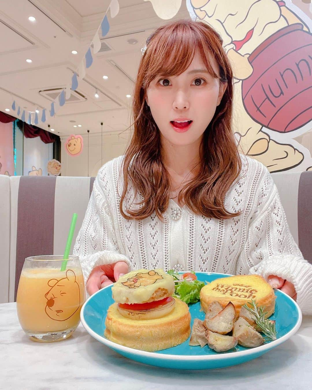 住吉珠貴(たまちゅーーーぶ)さんのインスタグラム写真 - (住吉珠貴(たまちゅーーーぶ)Instagram)「♡ 　 やっほー🦄໒꒱· ﾟ 　 今日は、、「くまのプーさん」FUNNY &HUNNY OH MY CAFEに行ってきたよ🤍 　 "FUNNYな表情のプーさん"とプーさんが大好きなHUNNY"をテーマにした店内になっています✨ 　 可愛すぎて帰りたくなかったよね🥺 　 カフェ限定のグッズもすっごくプリティー🫶🏻 　 フードメニューも豊富な食材がのっていて、ワクワクしたっ✨ 　 撮影もしてきたので、お楽しみに✌🏻  ©︎ Disney. Based on the "Winnie the Pooh" works by A.A. Milne and E.H. Shepard.  #OHMYCAFE #プーさんカフェ #プーさん  #disney」10月4日 13時39分 - tamachan301