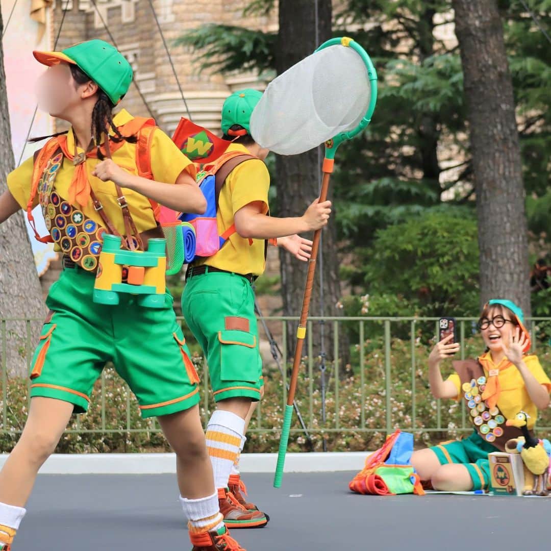 伊藤かりんさんのインスタグラム写真 - (伊藤かりんInstagram)「. . 仮装ディズニーしてきました〜！ . . 今年は 東京ディズニーランド40周年パレード 「ディズニー・ハーモニー・イン・カラー」 のカールじいさんフロート後方で踊ってる ダンサーさん🥹🎈 . . このパレードを初めて観たその日から 今年はこの仮装を必ずすると決めてました🔥  . . 靴下以外、全部手作りです〜💛  リュックとか帽子とか 本気出せば作れるもんだね。  帽子はノリで作りすぎて形悪いけど🥹  . 1番大変だったのはバッチで、 一つ一つの絵柄はiPadで全部手描き、 (iPad持ってないからレンタル笑) 周りを縫うのは1つにつき20分掛かったので、 全部で何分かかったんだろう〜😇  .   現地でキャストさんに1番褒められたのは 双眼鏡だったな〜！  これは大きめの双眼鏡を探して(ここに1番難航した)、 スプレーで塗装して、 マークはシールを作って貼っただけ🌲  お風呂場で塗装したので、 お風呂場が心なしか黄色っぽくなったような……(笑) . . . 今回は仲良しのあいにゃんと仮装したんだけど、 お洋服をデザインしたりしてる人だから、 そんな人に着てもらうのはハードル高くて…🤣  でもめーちゃくちゃ褒めてくれて 自己肯定感高まりました🥰  いつもは仮装してそれで満足しちゃってたけど、 今回はあいにゃんの旦那さんのこーちゃんが たくさん写真を撮ってくれて ちゃんと想い出に残って嬉しい！🫶  なので載せたい写真がまだまだあるし、 見せたい動画も大量にあるので インスタや、あとはXにまたたくさん載せます！ あいにゃんのアカウントでも載ると思うので 要チェックだよ〜☑️ . . . 最後の写真は本物のダンサーさんと、 レスをたくさん貰えて大喜びの伊藤です🤭🤭 . 反対サイドに座ってた方が激写してくれてました🥹 ありがとうございました🥹  . .  ここまで本気で作ったのは5年ぶりくらいだったので 思いが募り過ぎて 長い文章になっちゃいました😂  最後まで読んでくれてありがとう🥹  . 今年はもう一回仮装するけど、 そっちは簡易的なやつなので気が楽だ〜！ そちらもお楽しみに👻  #dハロ仮装 #dハロ仮装2023 #ハーモニーインカラー #ハーモニーインカラーダンサー仮装 #ハモカラ #ハモカラダンサー仮装 #カールじいさんの空飛ぶ家 #ディズニーランド #東京ディズニーランド #tokyodisneyland #ディズニー仮装」10月4日 13時50分 - karin___ito